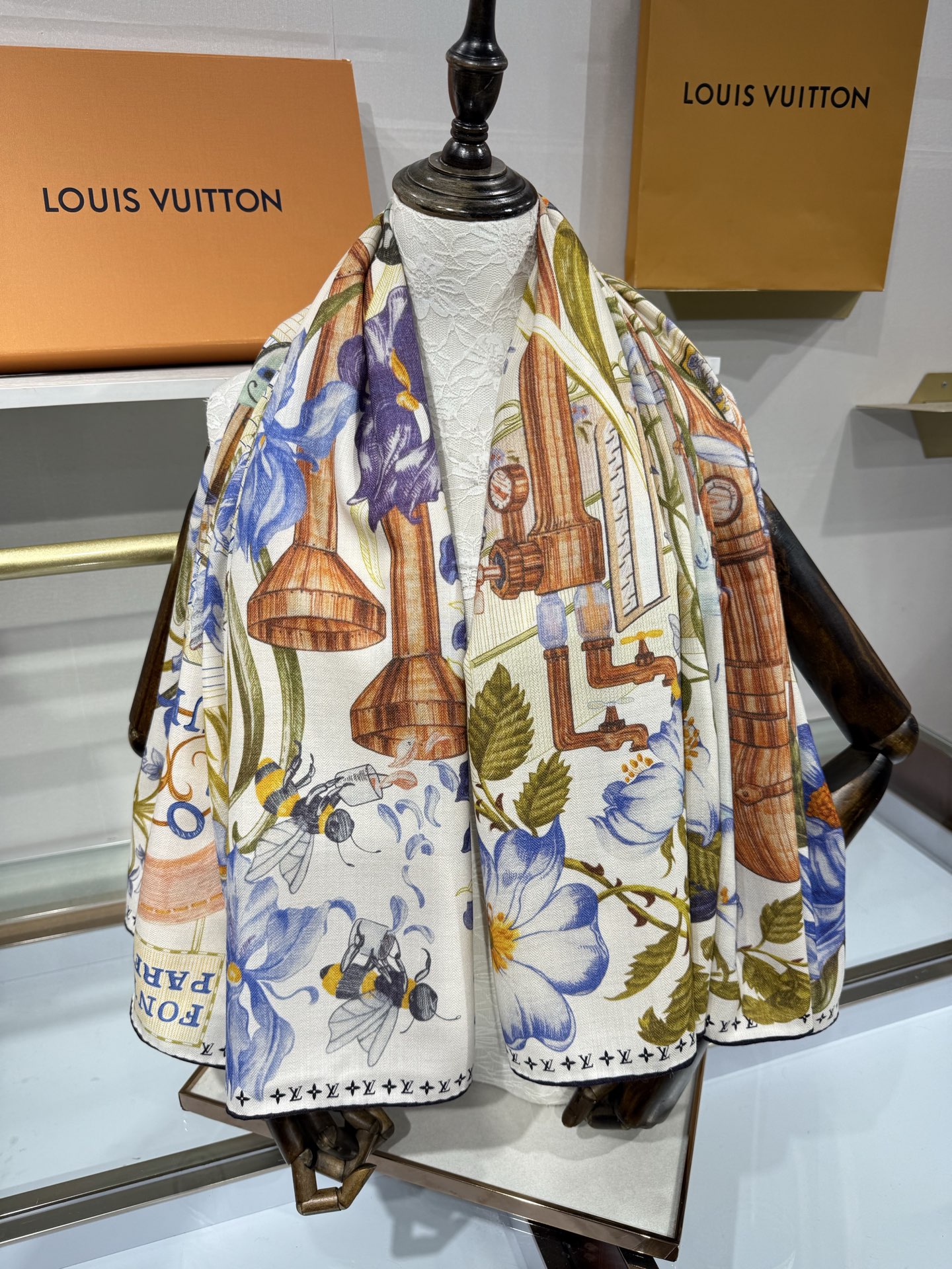 💟26年秋冬新款140双面羊绒披肩… LV 手工卷边丝毛方巾（30%桑蚕丝70%羊绒) 这款经典单品展现强大而迷人的女性