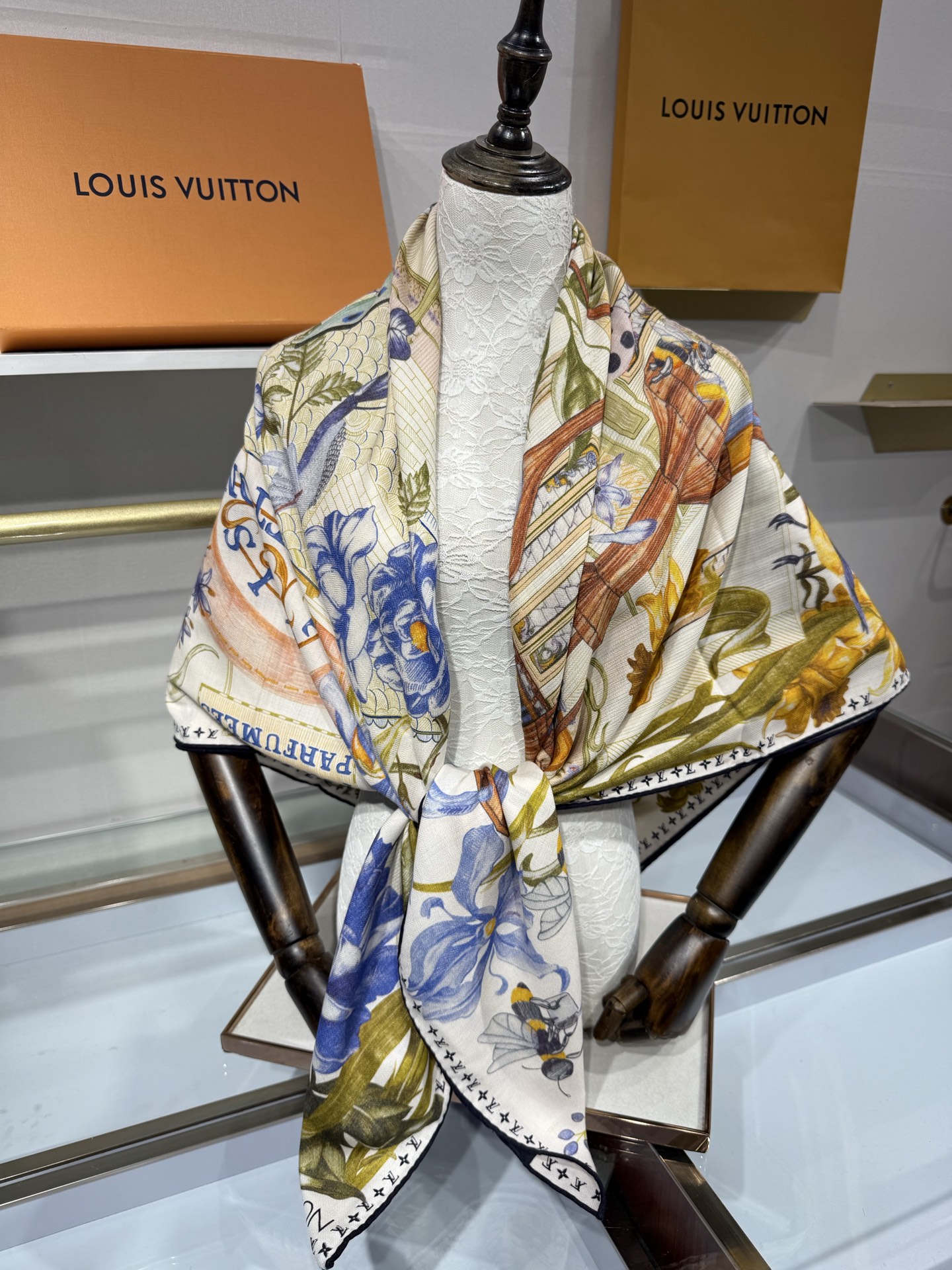 💟26年秋冬新款140双面羊绒披肩… LV 手工卷边丝毛方巾（30%桑蚕丝70%羊绒) 这款经典单品展现强大而迷人的女性