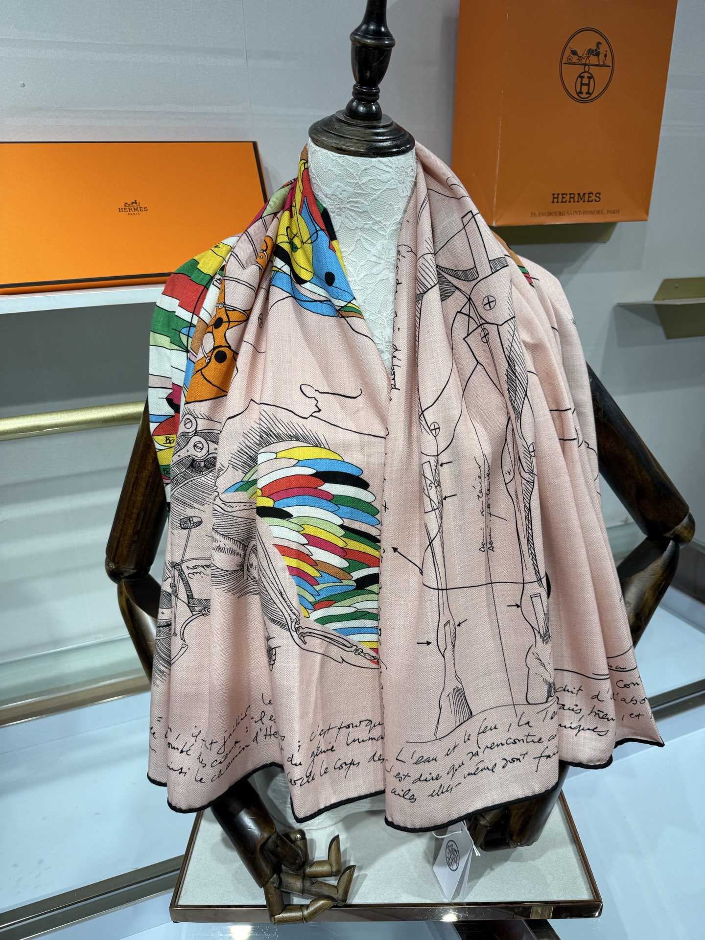 💟26年秋冬上新💞【双面同色丝绒方巾】手工卷边山羊绒和真丝混纺披肩（70%山羊绒，30%桑蚕丝） 这款披肩采用经典山羊绒