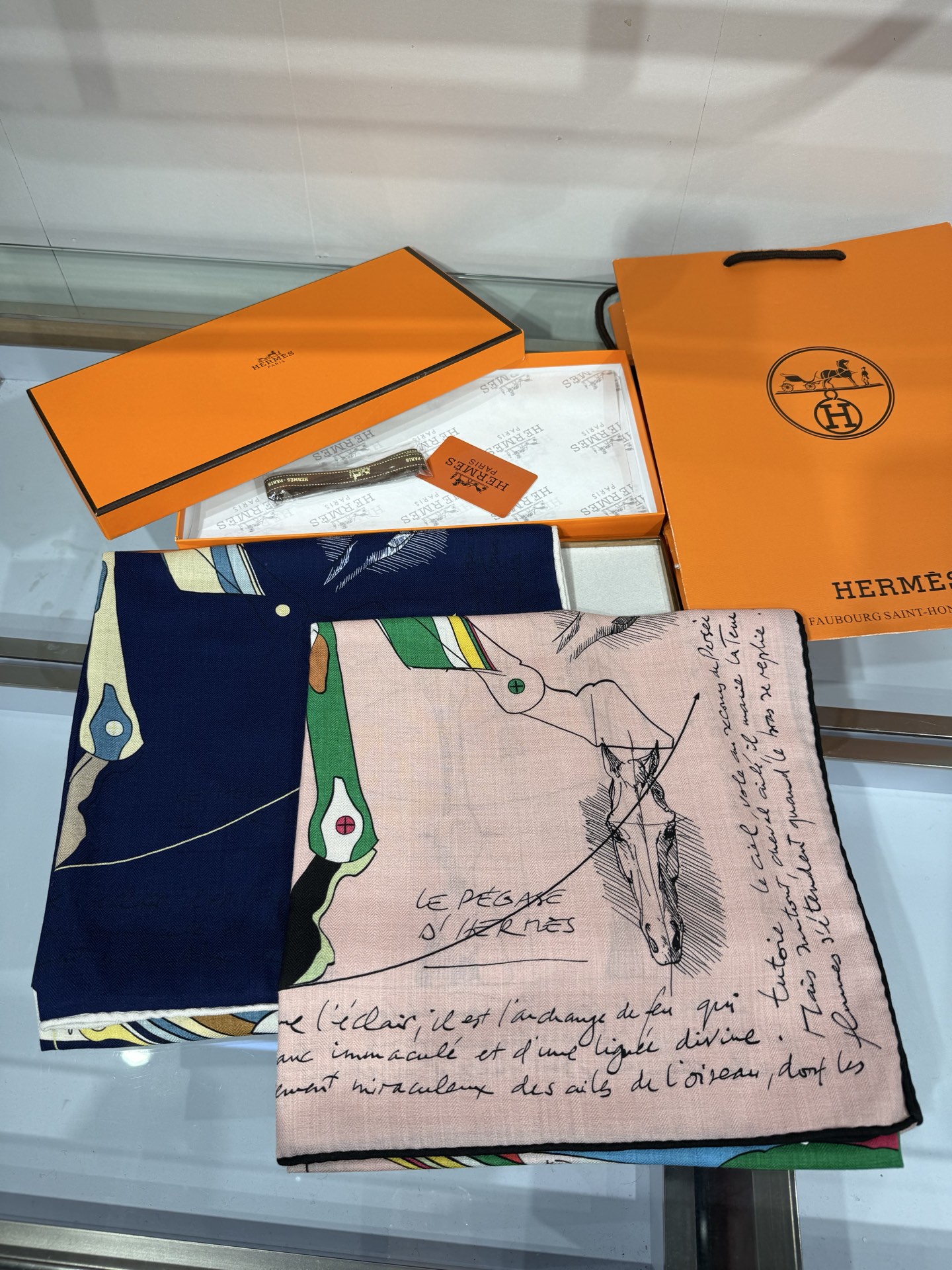 💟26年秋冬上新💞【双面同色丝绒方巾】手工卷边山羊绒和真丝混纺披肩（70%山羊绒，30%桑蚕丝） 这款披肩采用经典山羊绒