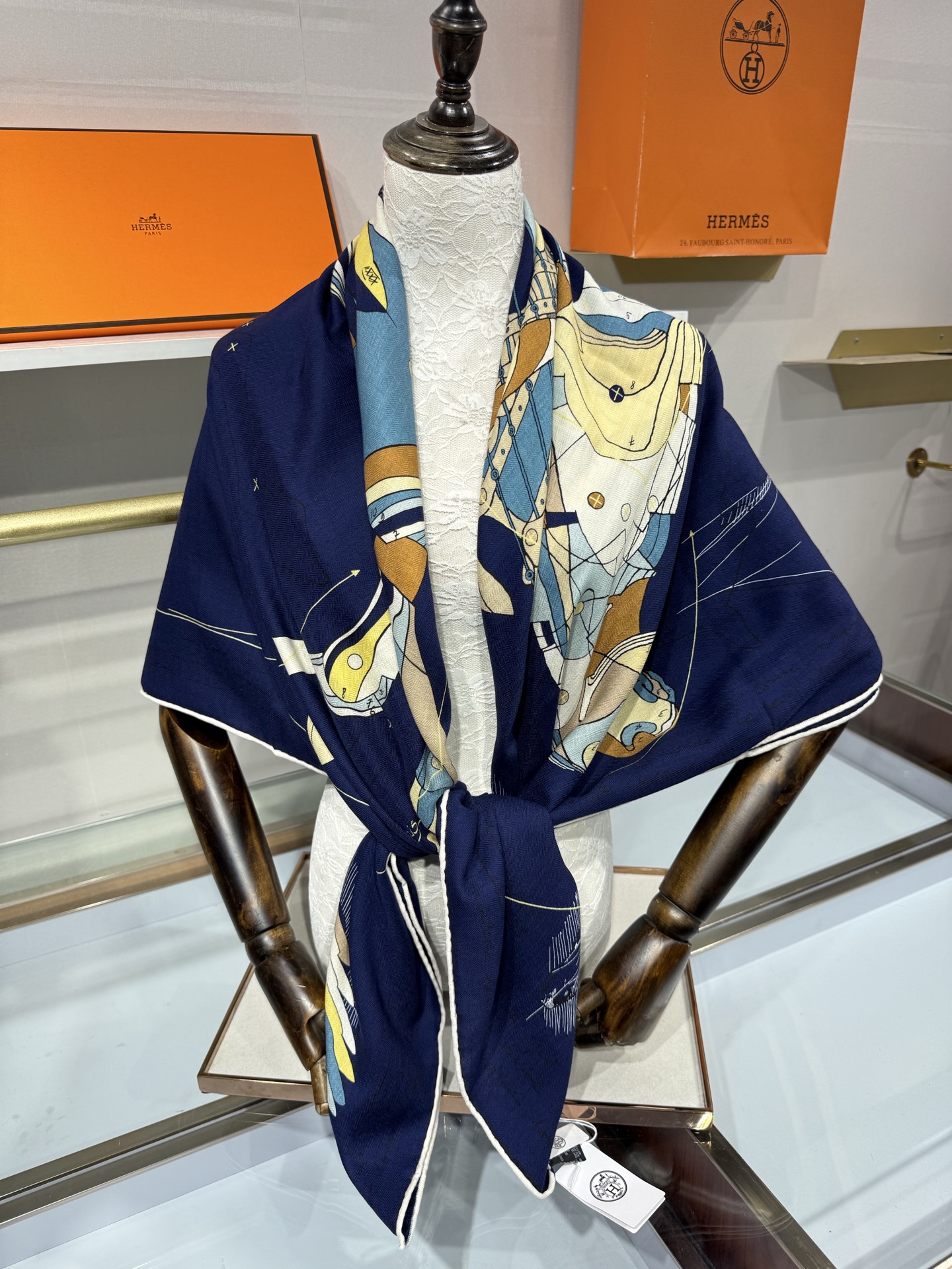 💟26年秋冬上新💞【双面同色丝绒方巾】手工卷边山羊绒和真丝混纺披肩（70%山羊绒，30%桑蚕丝） 这款披肩采用经典山羊绒