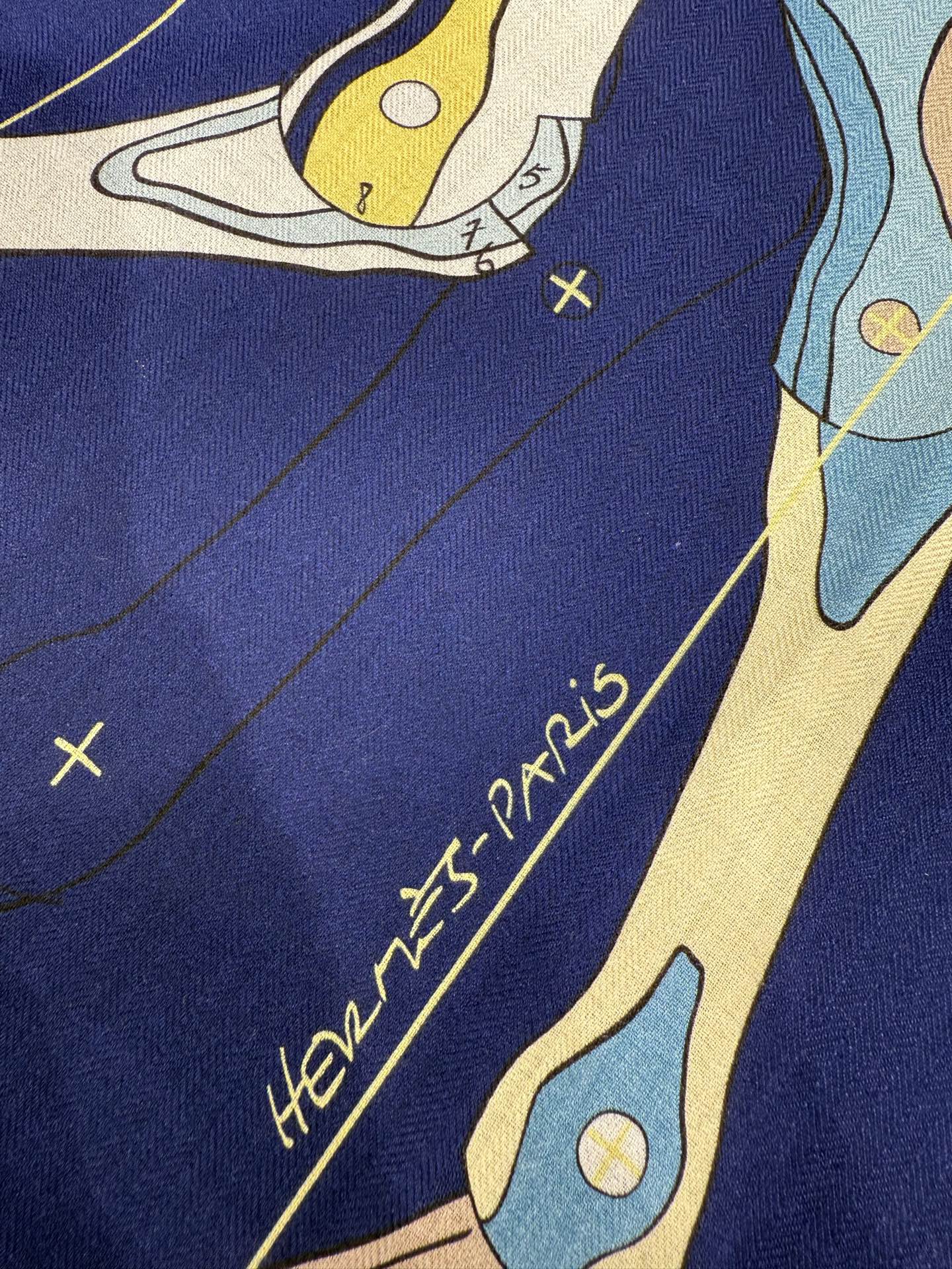 💟26年秋冬上新💞【双面同色丝绒方巾】手工卷边山羊绒和真丝混纺披肩（70%山羊绒，30%桑蚕丝） 这款披肩采用经典山羊绒