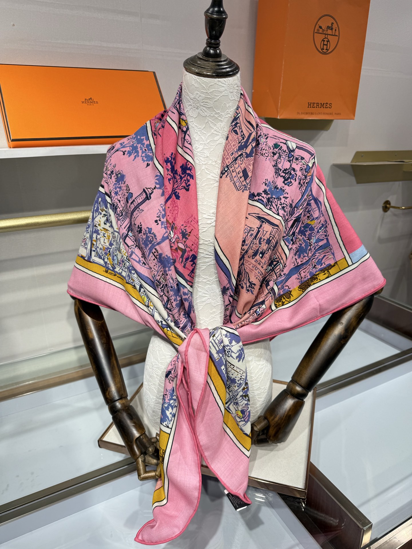 💟26年秋冬上新💞【双面同色丝绒方巾】手工卷边山羊绒和真丝混纺披肩（70%山羊绒，30%桑蚕丝） 这款披肩采用经典山羊绒