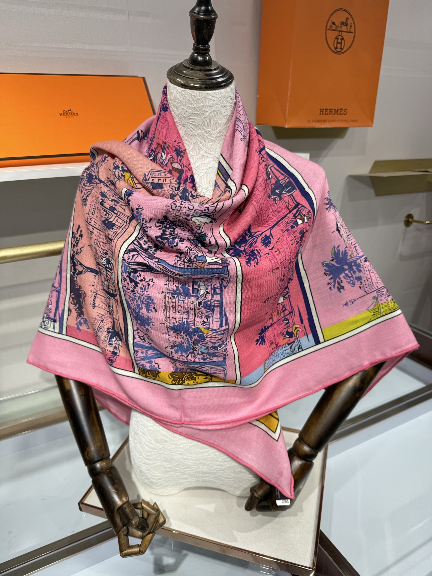 💟26年秋冬上新💞【双面同色丝绒方巾】手工卷边山羊绒和真丝混纺披肩（70%山羊绒，30%桑蚕丝） 这款披肩采用经典山羊绒