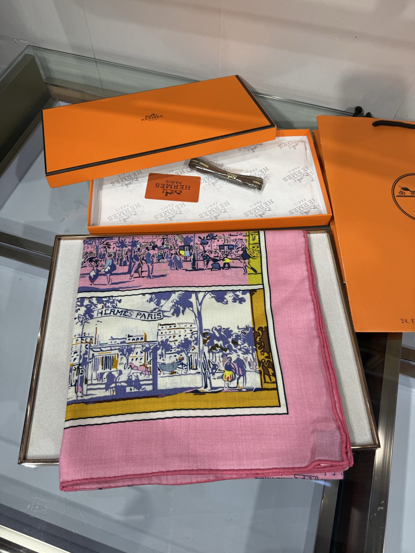 💟26年秋冬上新💞【双面同色丝绒方巾】手工卷边山羊绒和真丝混纺披肩（70%山羊绒，30%桑蚕丝） 这款披肩采用经典山羊绒