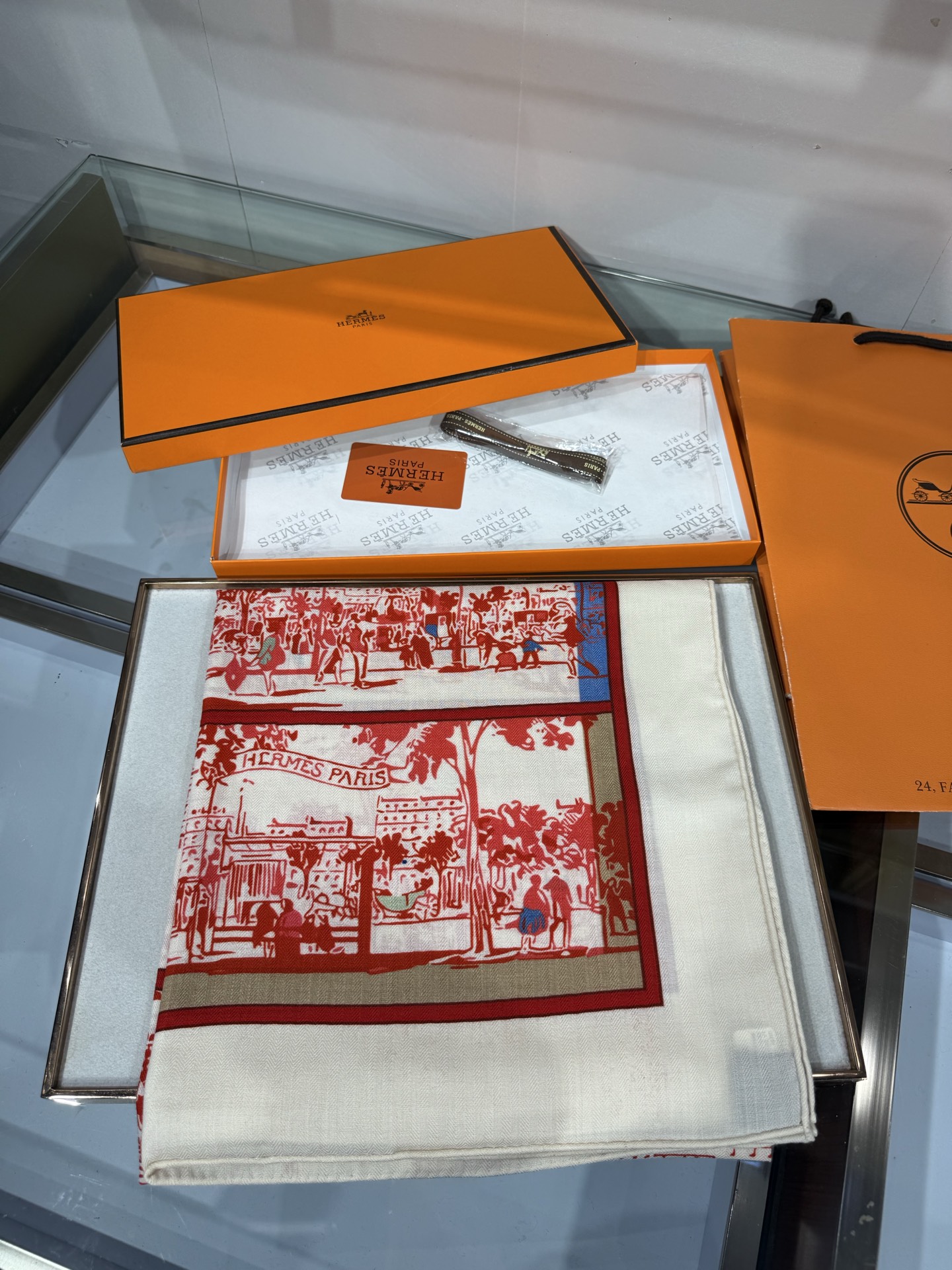 💟26年秋冬上新💞【双面同色丝绒方巾】手工卷边山羊绒和真丝混纺披肩（70%山羊绒，30%桑蚕丝） 这款披肩采用经典山羊绒