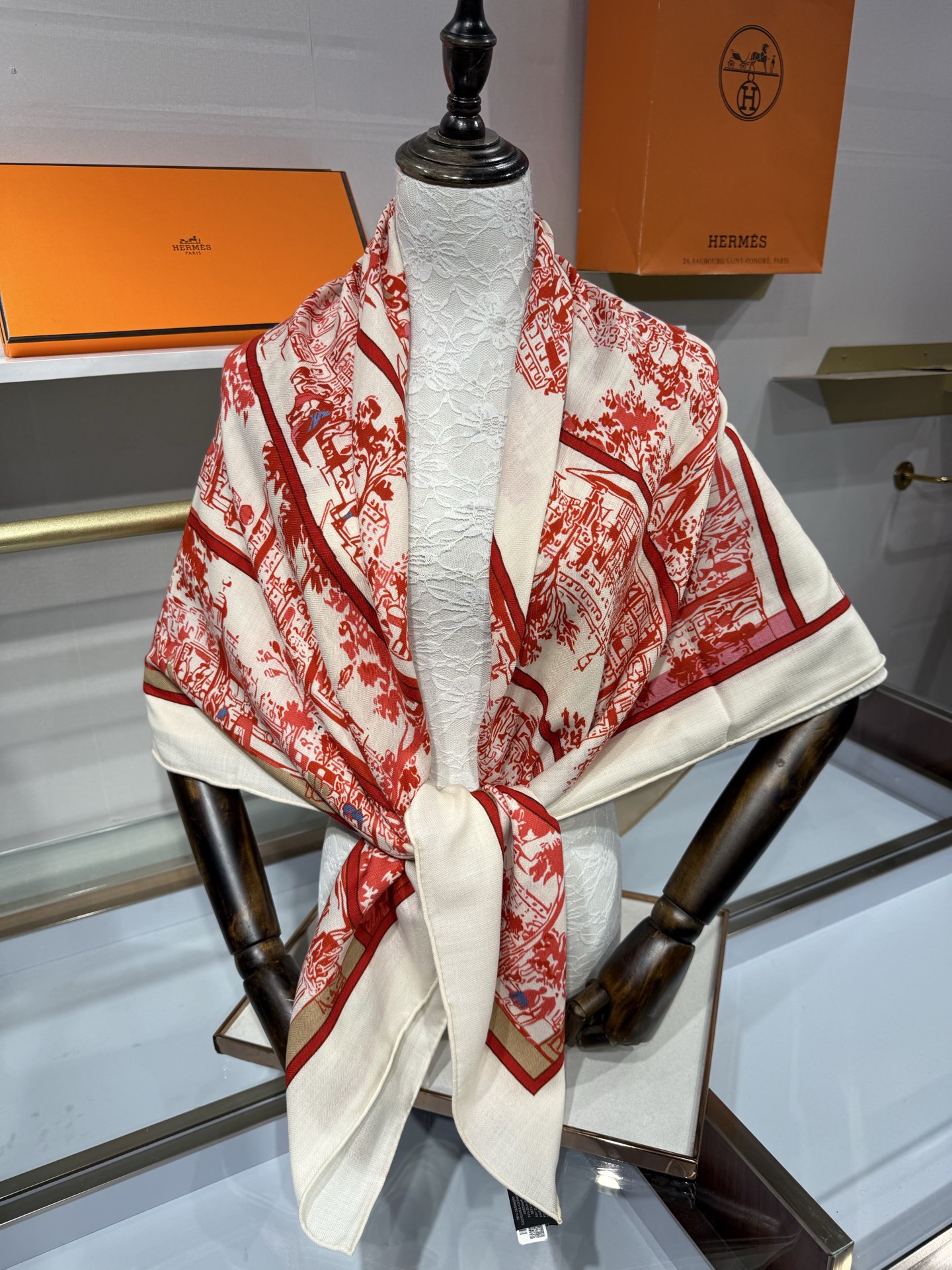 💟26年秋冬上新💞【双面同色丝绒方巾】手工卷边山羊绒和真丝混纺披肩（70%山羊绒，30%桑蚕丝） 这款披肩采用经典山羊绒