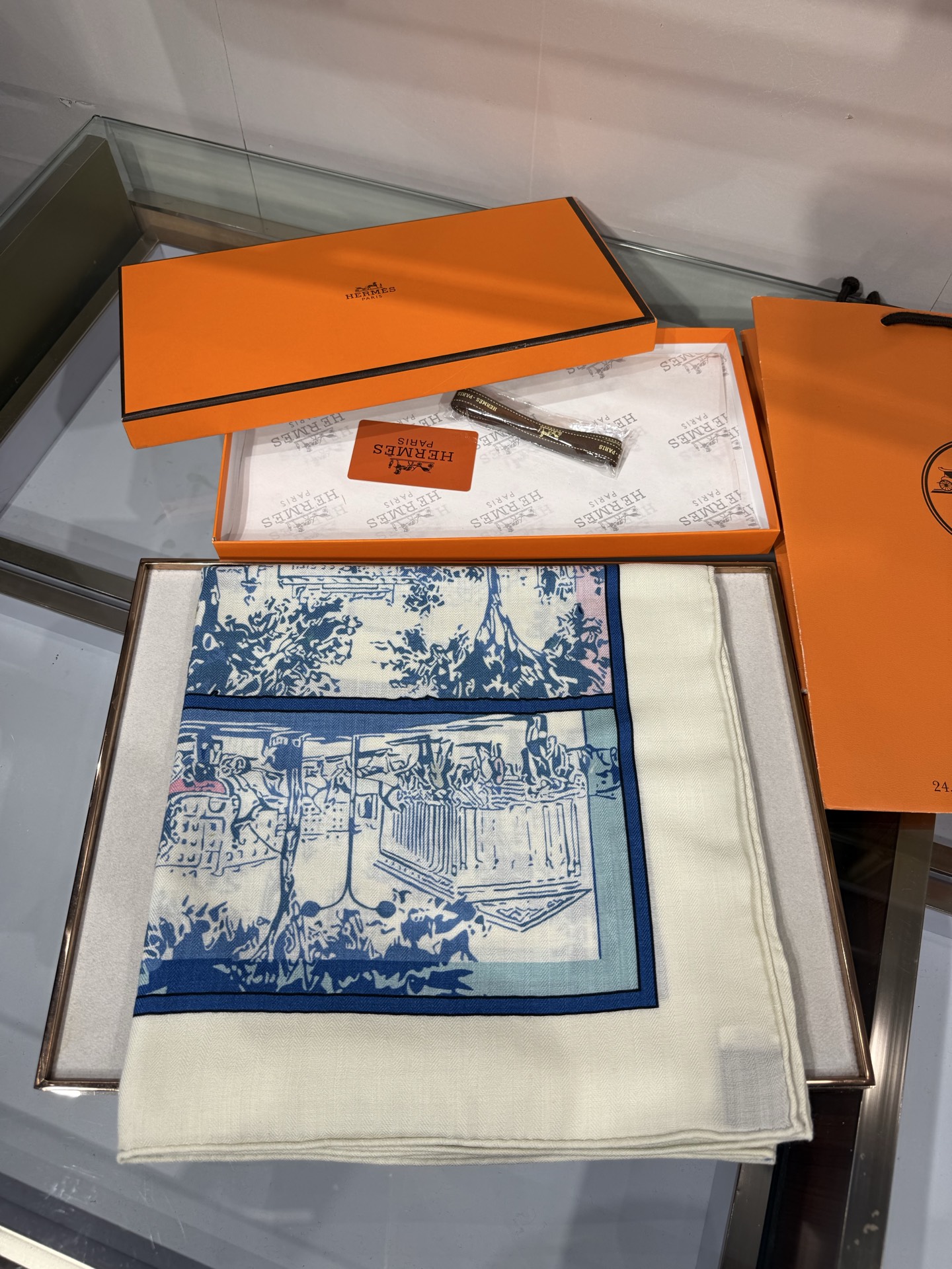 💟26年秋冬上新💞【双面同色丝绒方巾】手工卷边山羊绒和真丝混纺披肩（70%山羊绒，30%桑蚕丝） 这款披肩采用经典山羊绒