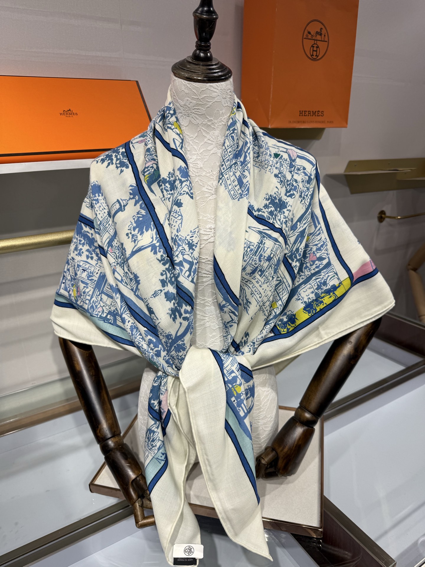 💟26年秋冬上新💞【双面同色丝绒方巾】手工卷边山羊绒和真丝混纺披肩（70%山羊绒，30%桑蚕丝） 这款披肩采用经典山羊绒