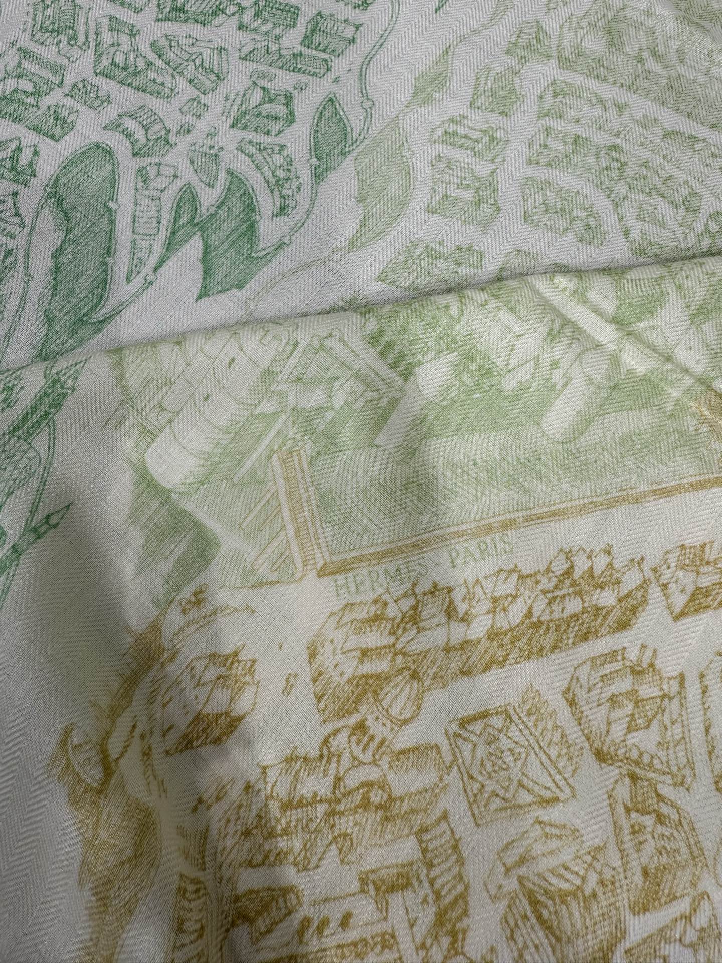 💟“骏马新城”140披肩 手工卷边山羊绒和真丝混纺披肩（70%山羊绒，30%桑蚕丝）。 这款迷人的140披肩令您散发内在
