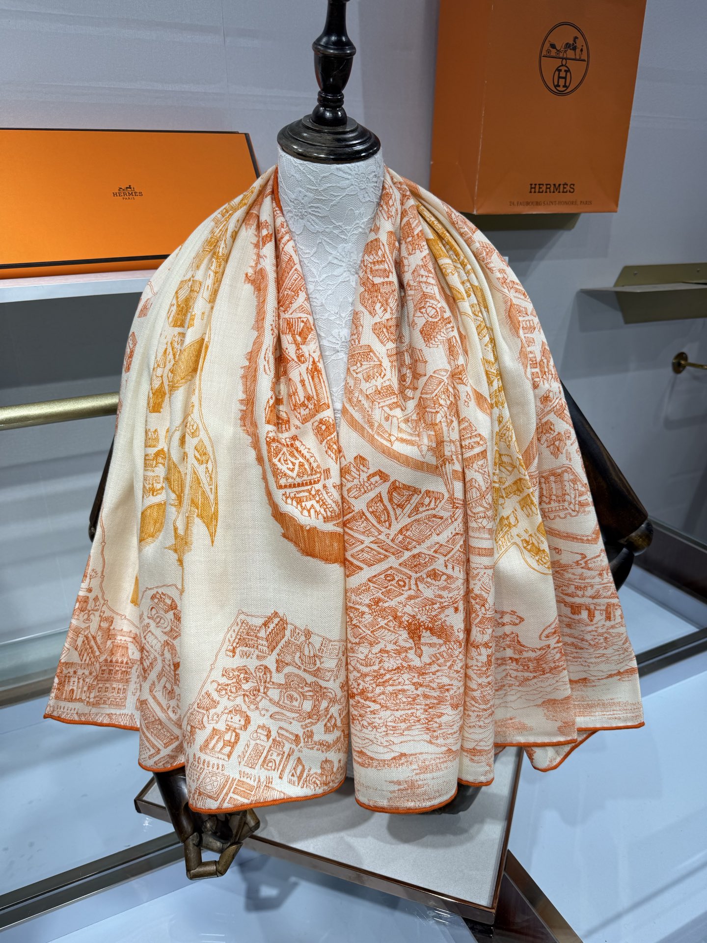 “骏马新城”140披肩 手工卷边山羊绒和真丝混纺披肩（70%山羊绒，30%桑蚕丝）。 这款迷人的140披肩令您散发内在优