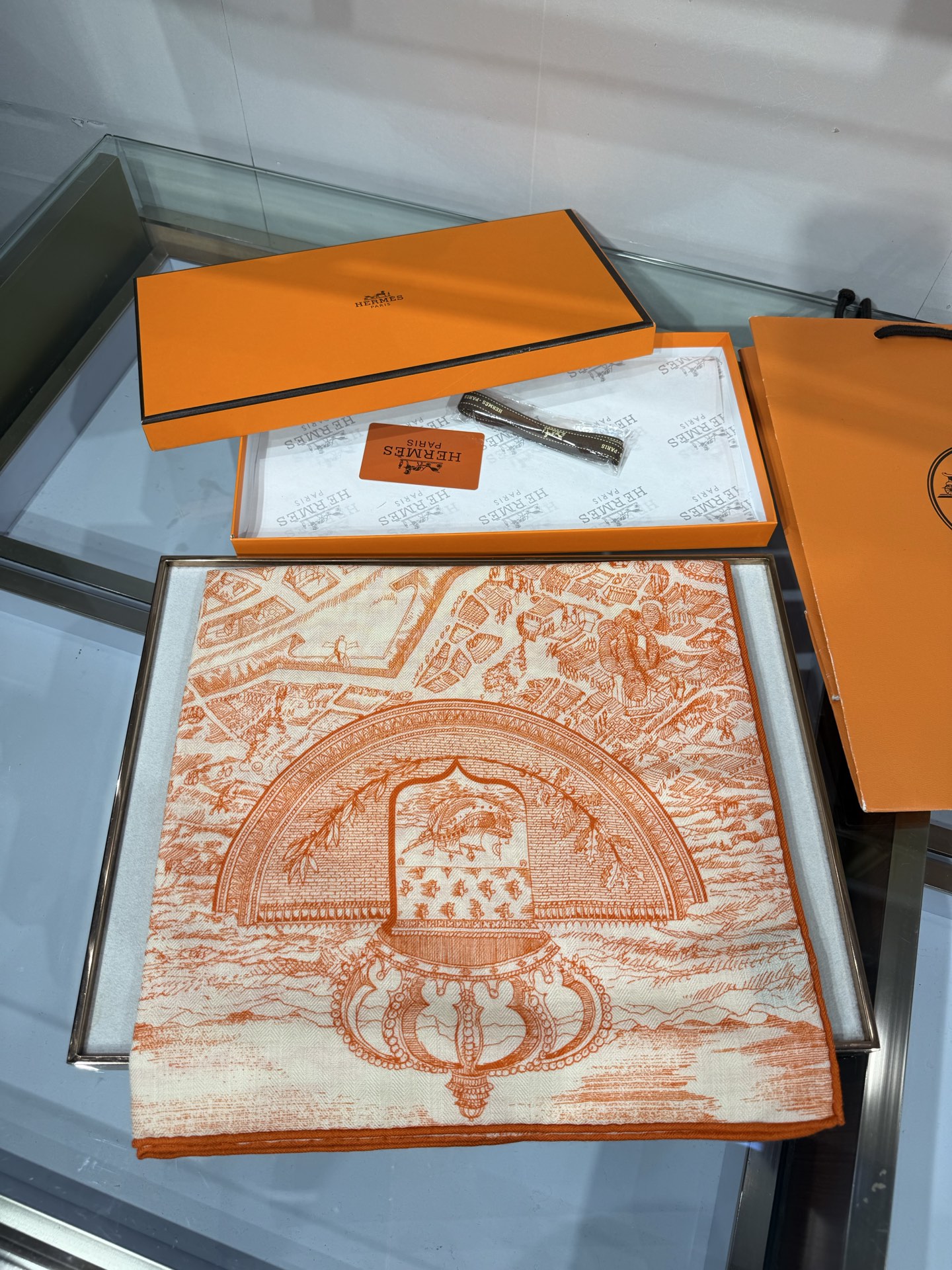 “骏马新城”140披肩 手工卷边山羊绒和真丝混纺披肩（70%山羊绒，30%桑蚕丝）。 这款迷人的140披肩令您散发内在优