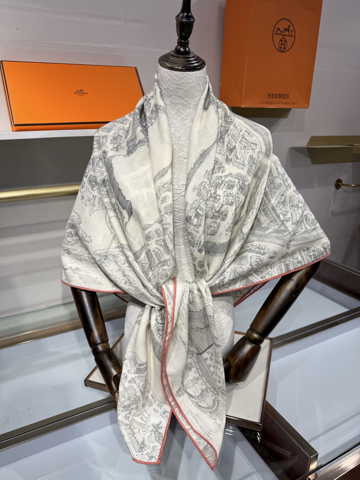 💟“骏马新城”140披肩 手工卷边山羊绒和真丝混纺披肩（70%山羊绒，30%桑蚕丝）。 这款迷人的140披肩令您散发内在
