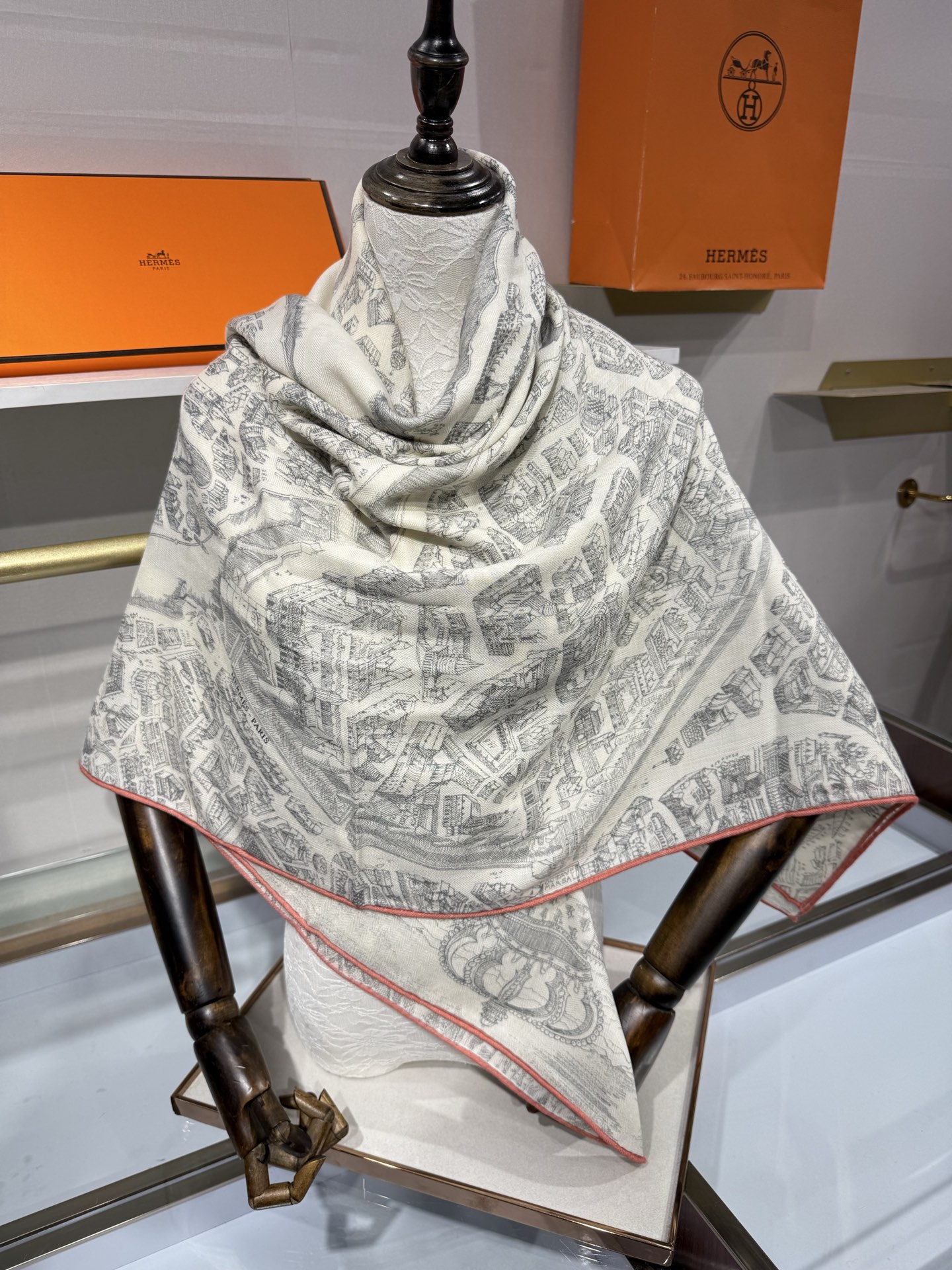 💟“骏马新城”140披肩 手工卷边山羊绒和真丝混纺披肩（70%山羊绒，30%桑蚕丝）。 这款迷人的140披肩令您散发内在
