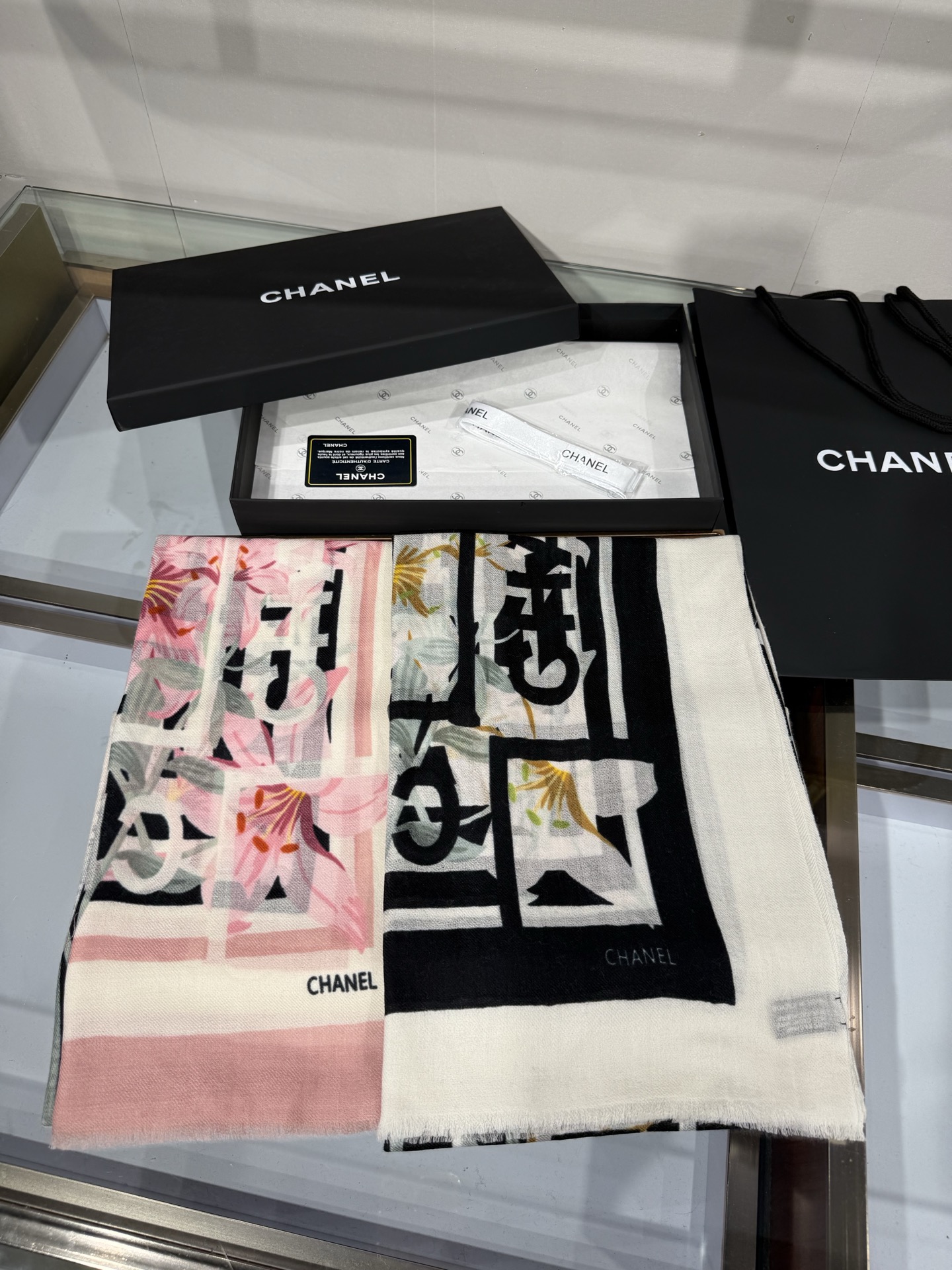 💟26年新款 💟CHANEL香奈儿经典元素设计优雅大方，绕在颈间超级完美💋💋简直人间的尤物😍 专柜品质[玫瑰]长巾100