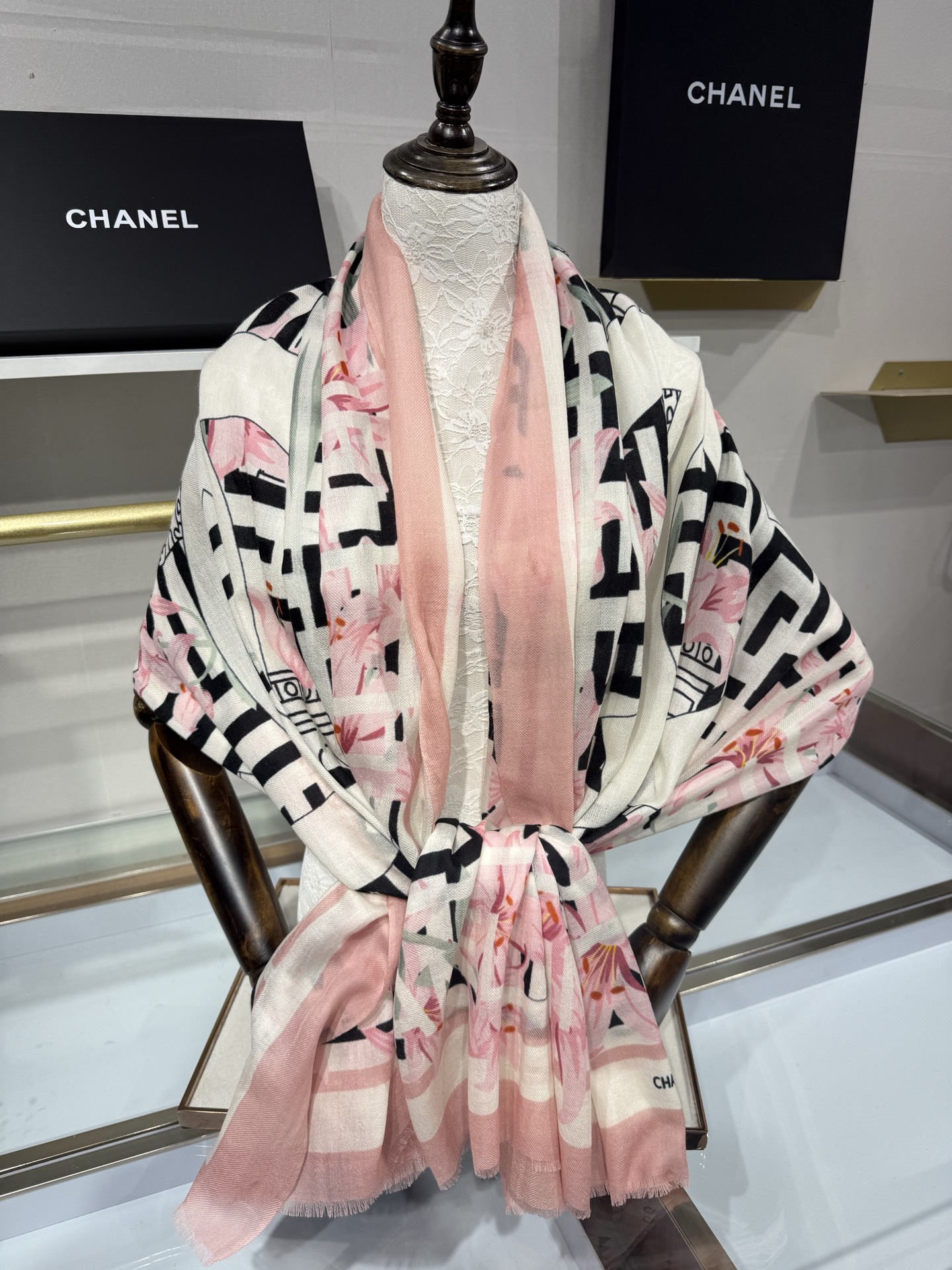 💟26年新款 💟CHANEL香奈儿经典元素设计优雅大方，绕在颈间超级完美💋💋简直人间的尤物😍 专柜品质[玫瑰]长巾100