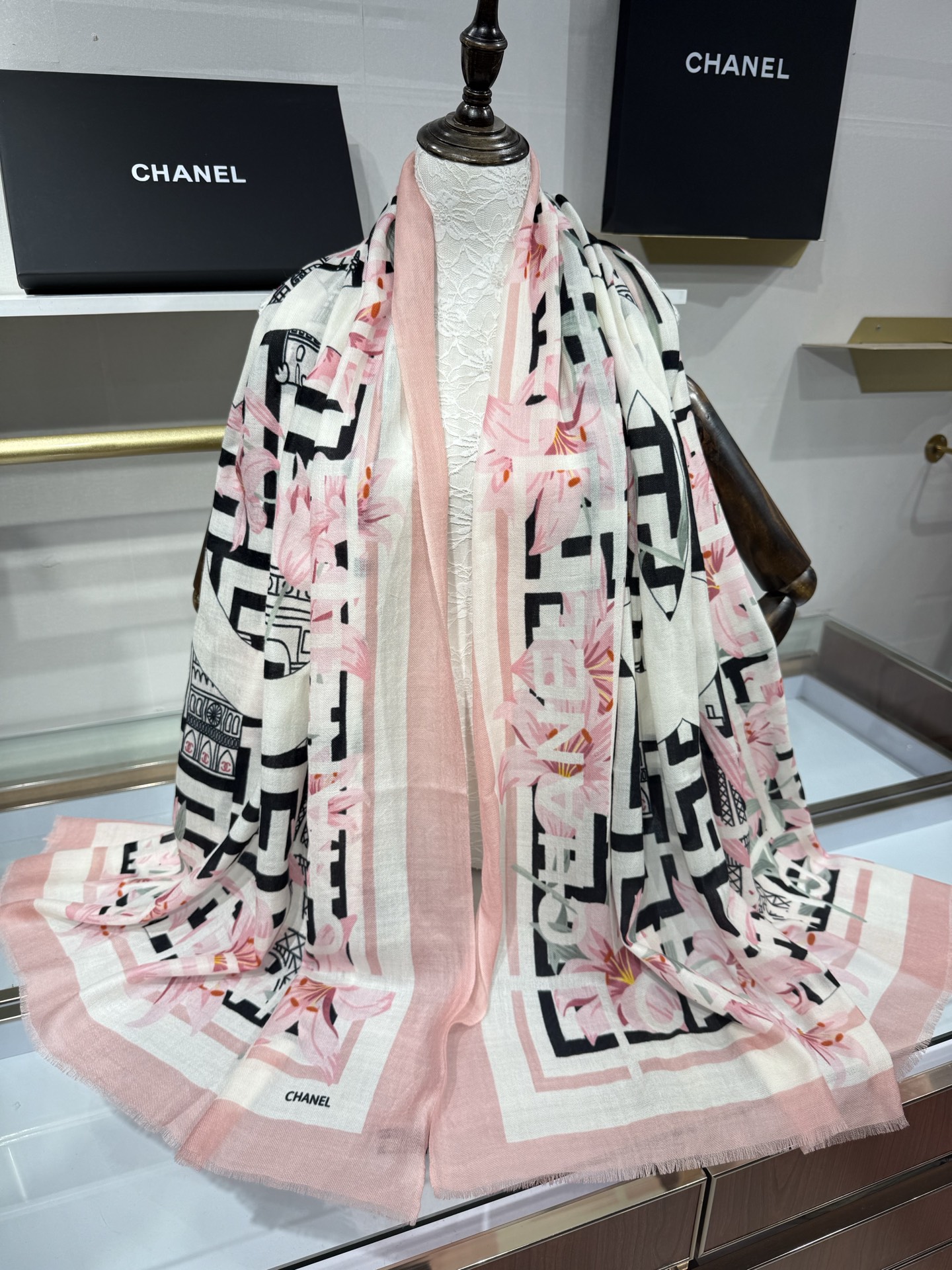 💟26年新款 💟CHANEL香奈儿经典元素设计优雅大方，绕在颈间超级完美💋💋简直人间的尤物😍 专柜品质[玫瑰]长巾100
