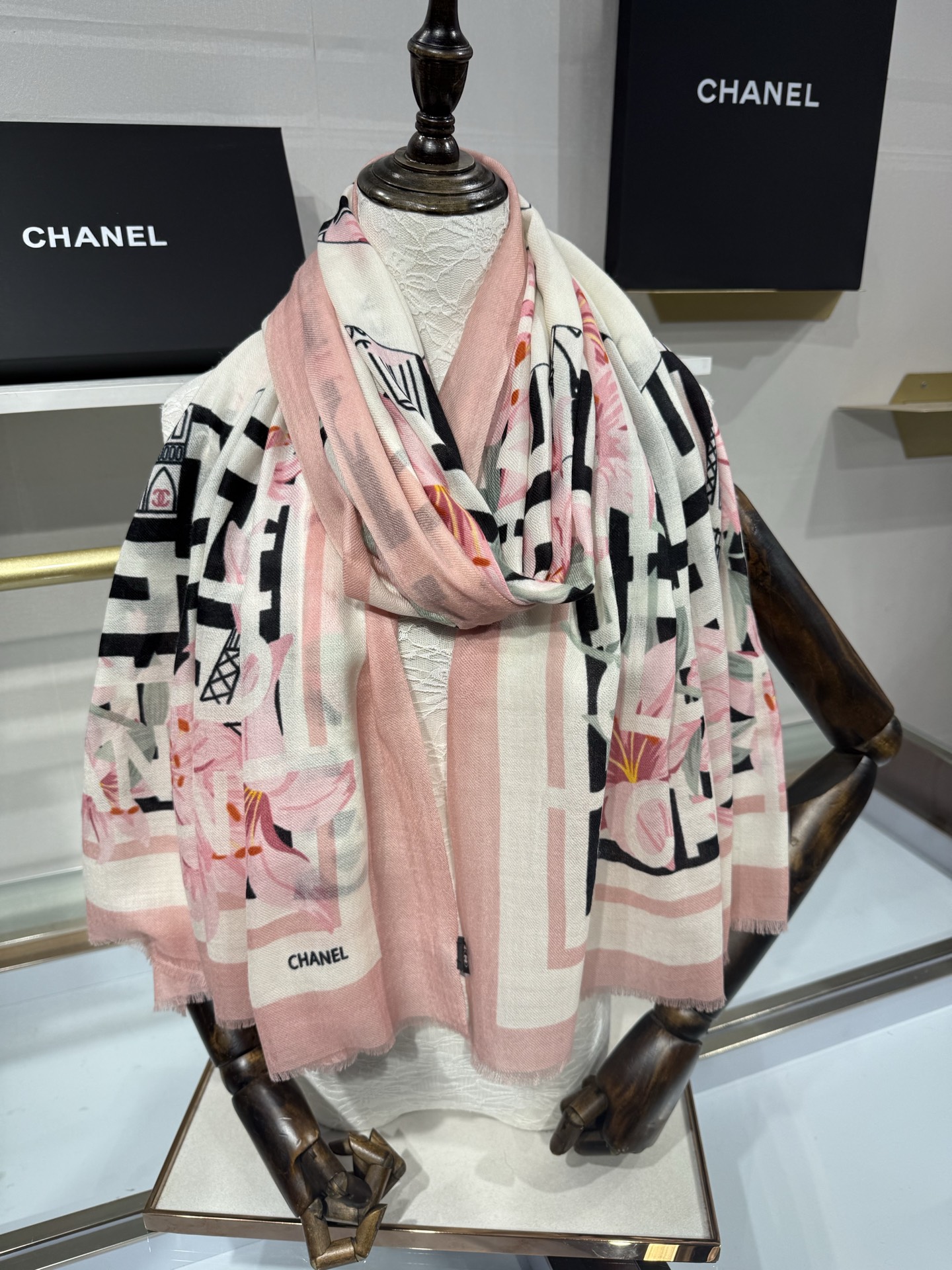 💟26年新款 💟CHANEL香奈儿经典元素设计优雅大方，绕在颈间超级完美💋💋简直人间的尤物😍 专柜品质[玫瑰]长巾100