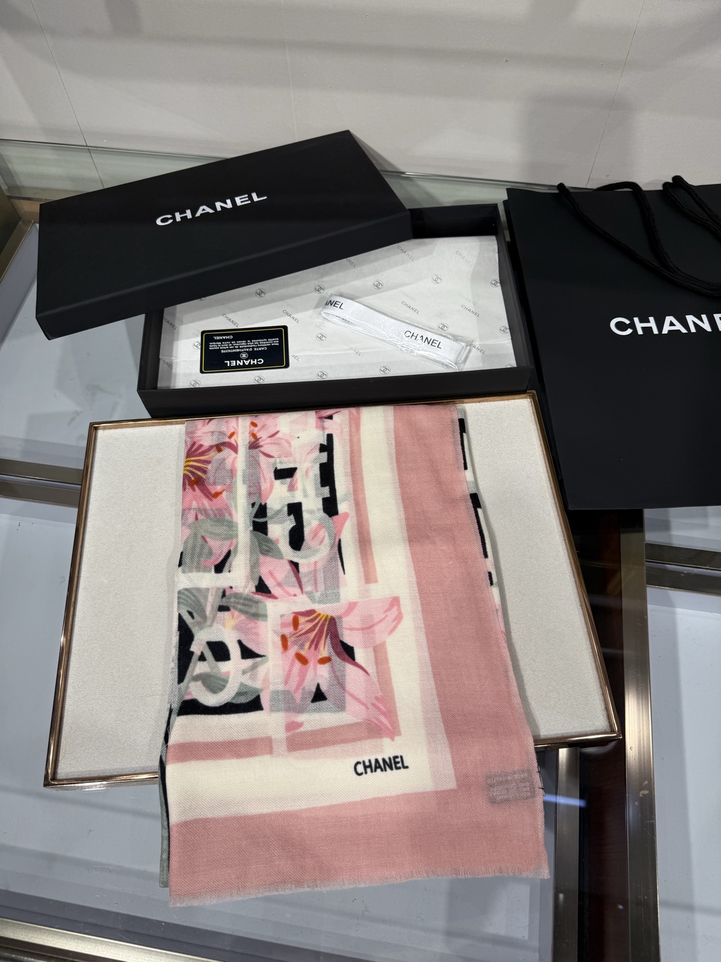 💟26年新款 💟CHANEL香奈儿经典元素设计优雅大方，绕在颈间超级完美💋💋简直人间的尤物😍 专柜品质[玫瑰]长巾100