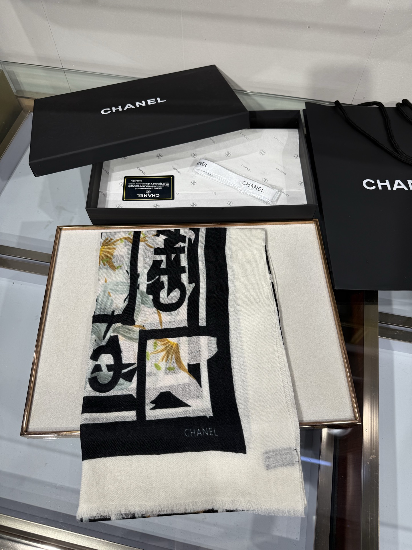 💟26年新款 💟CHANEL香奈儿经典元素设计优雅大方，绕在颈间超级完美💋💋简直人间的尤物😍 专柜品质[玫瑰]长巾100