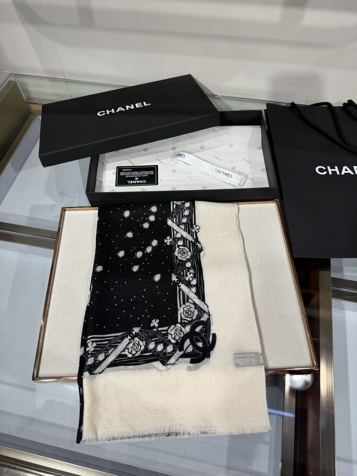 💟26年新款 💟CHANEL香奈儿经典元素设计优雅大方，绕在颈间超级完美💋💋简直人间的尤物😍 专柜品质[玫瑰]长巾100