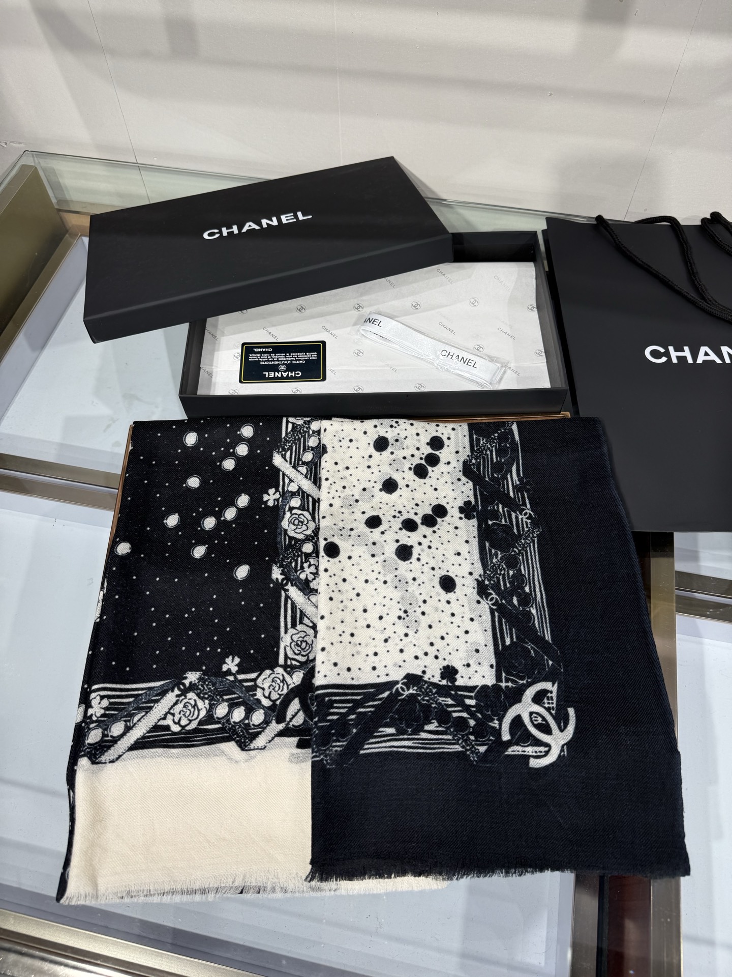 💟26年新款 💟CHANEL香奈儿经典元素设计优雅大方，绕在颈间超级完美💋💋简直人间的尤物😍 专柜品质[玫瑰]长巾100