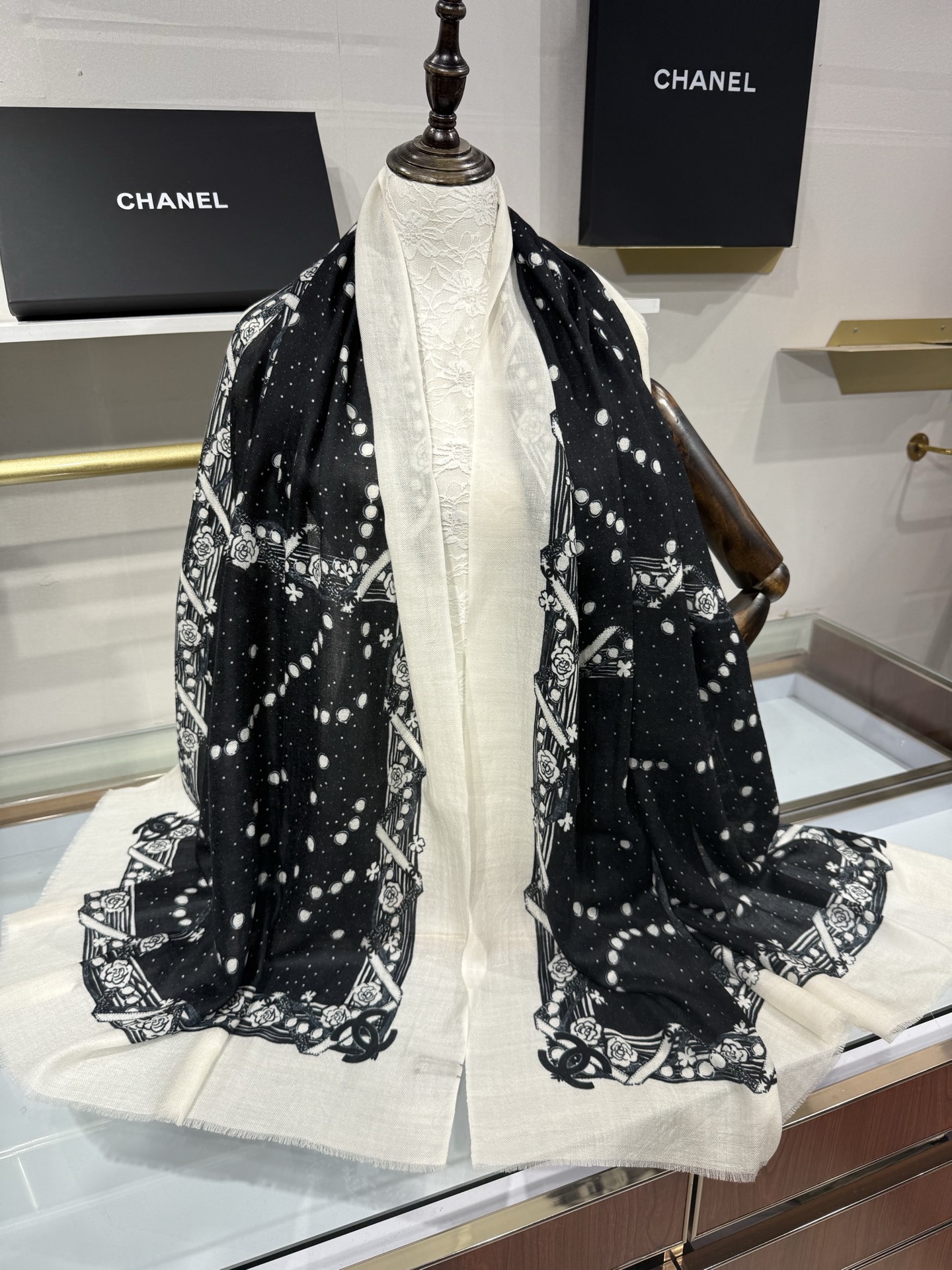 💟26年新款 💟CHANEL香奈儿经典元素设计优雅大方，绕在颈间超级完美💋💋简直人间的尤物😍 专柜品质[玫瑰]长巾100