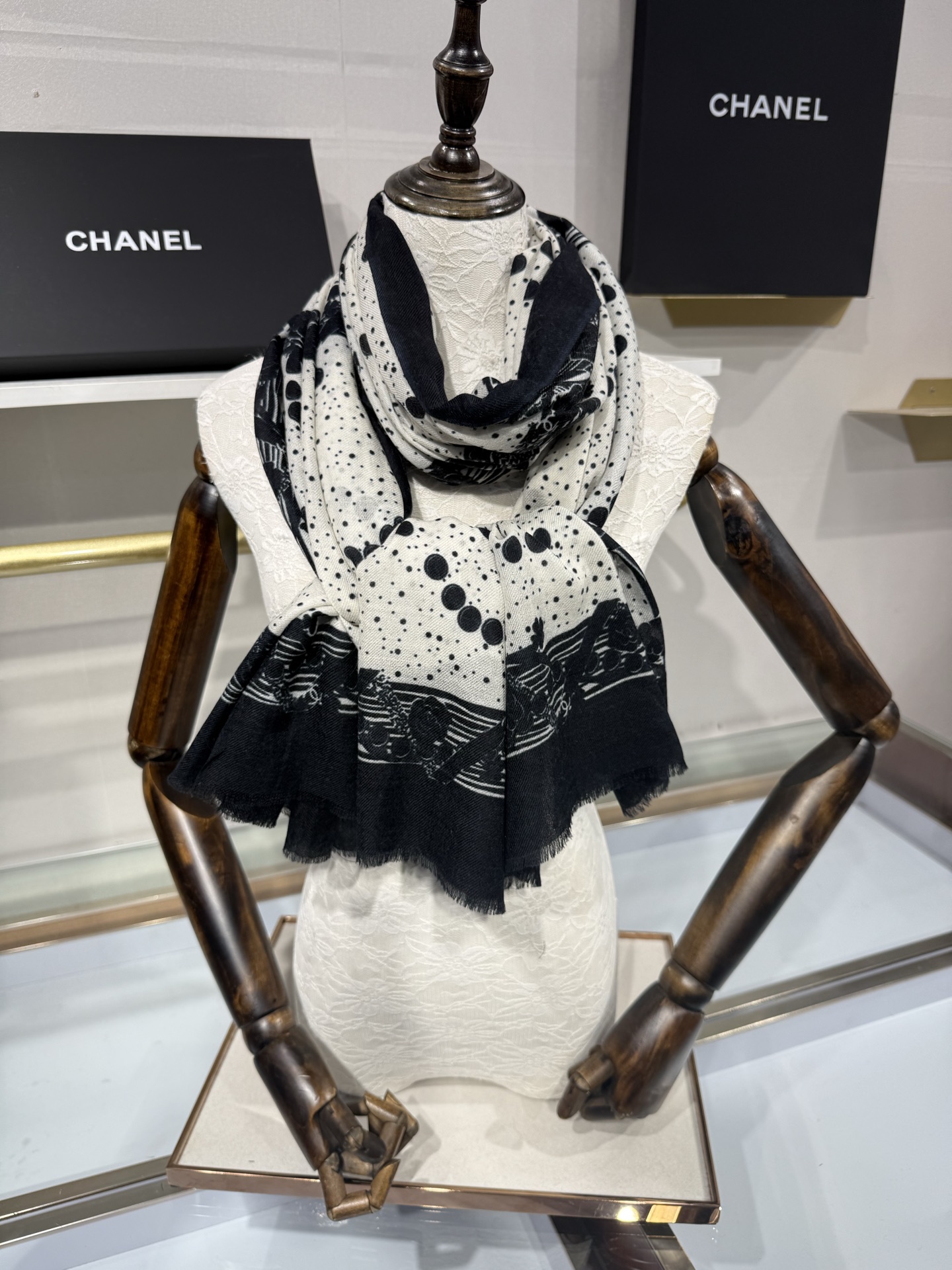 💟26年新款 💟CHANEL香奈儿经典元素设计优雅大方，绕在颈间超级完美💋💋简直人间的尤物😍 专柜品质[玫瑰]长巾100