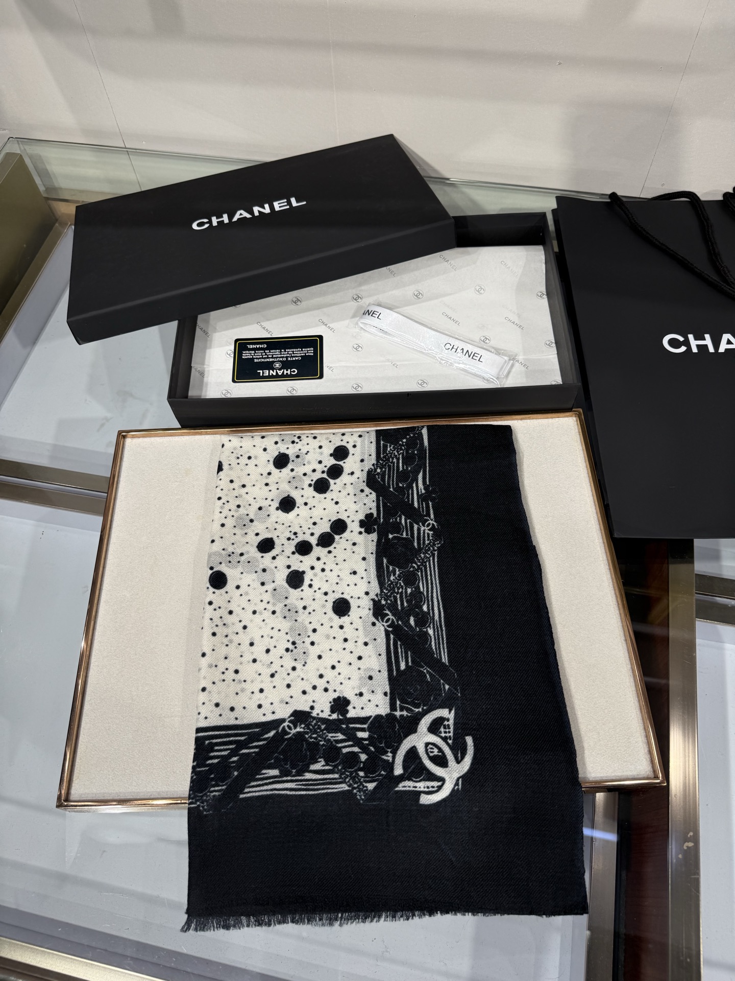 💟26年新款 💟CHANEL香奈儿经典元素设计优雅大方，绕在颈间超级完美💋💋简直人间的尤物😍 专柜品质[玫瑰]长巾100
