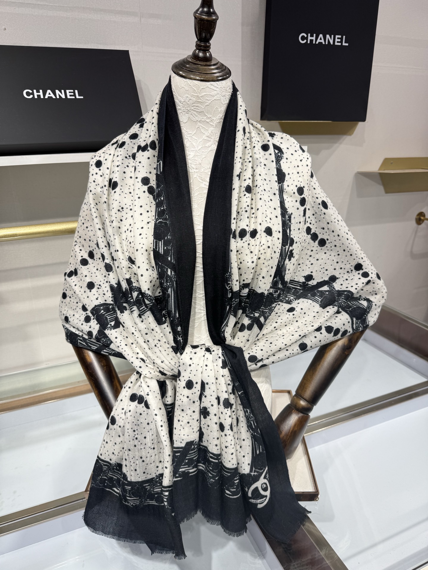 💟26年新款 💟CHANEL香奈儿经典元素设计优雅大方，绕在颈间超级完美💋💋简直人间的尤物😍 专柜品质[玫瑰]长巾100