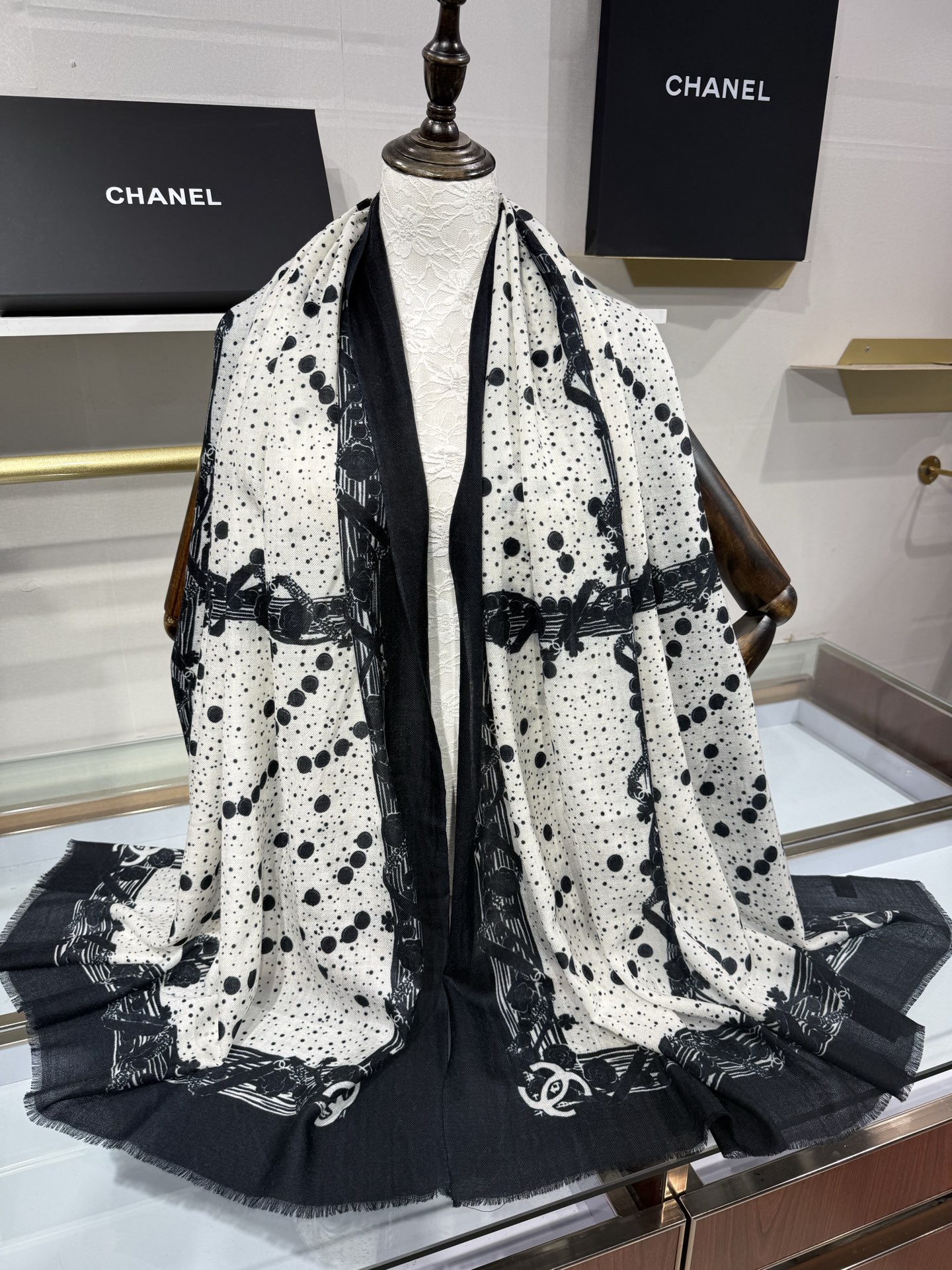 💟26年新款 💟CHANEL香奈儿经典元素设计优雅大方，绕在颈间超级完美💋💋简直人间的尤物😍 专柜品质[玫瑰]长巾100
