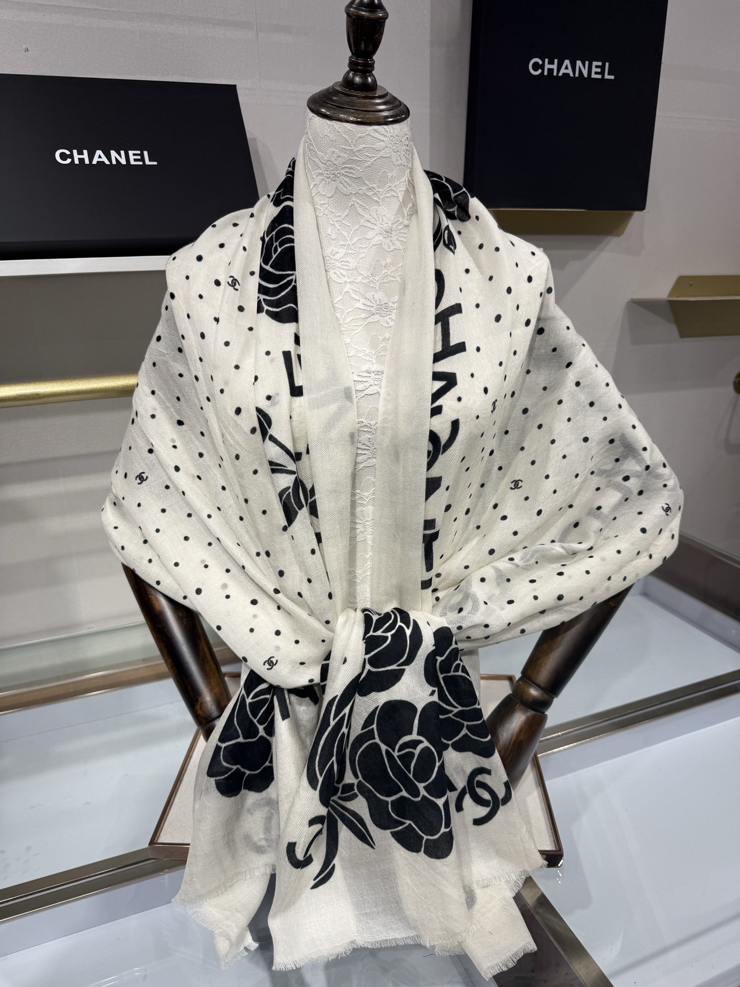💟26年新款 💟CHANEL香奈儿经典元素设计优雅大方，绕在颈间超级完美💋💋简直人间的尤物😍 专柜品质[玫瑰]长巾100