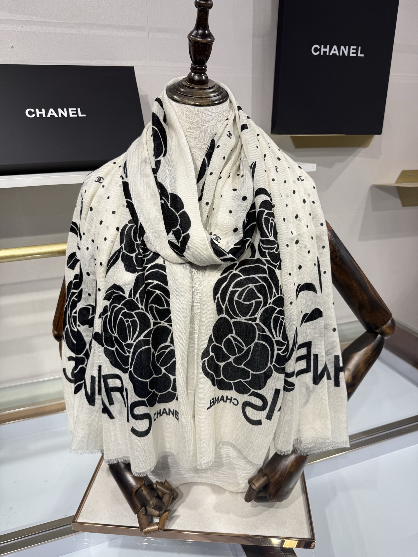💟26年新款 💟CHANEL香奈儿经典元素设计优雅大方，绕在颈间超级完美💋💋简直人间的尤物😍 专柜品质[玫瑰]长巾100