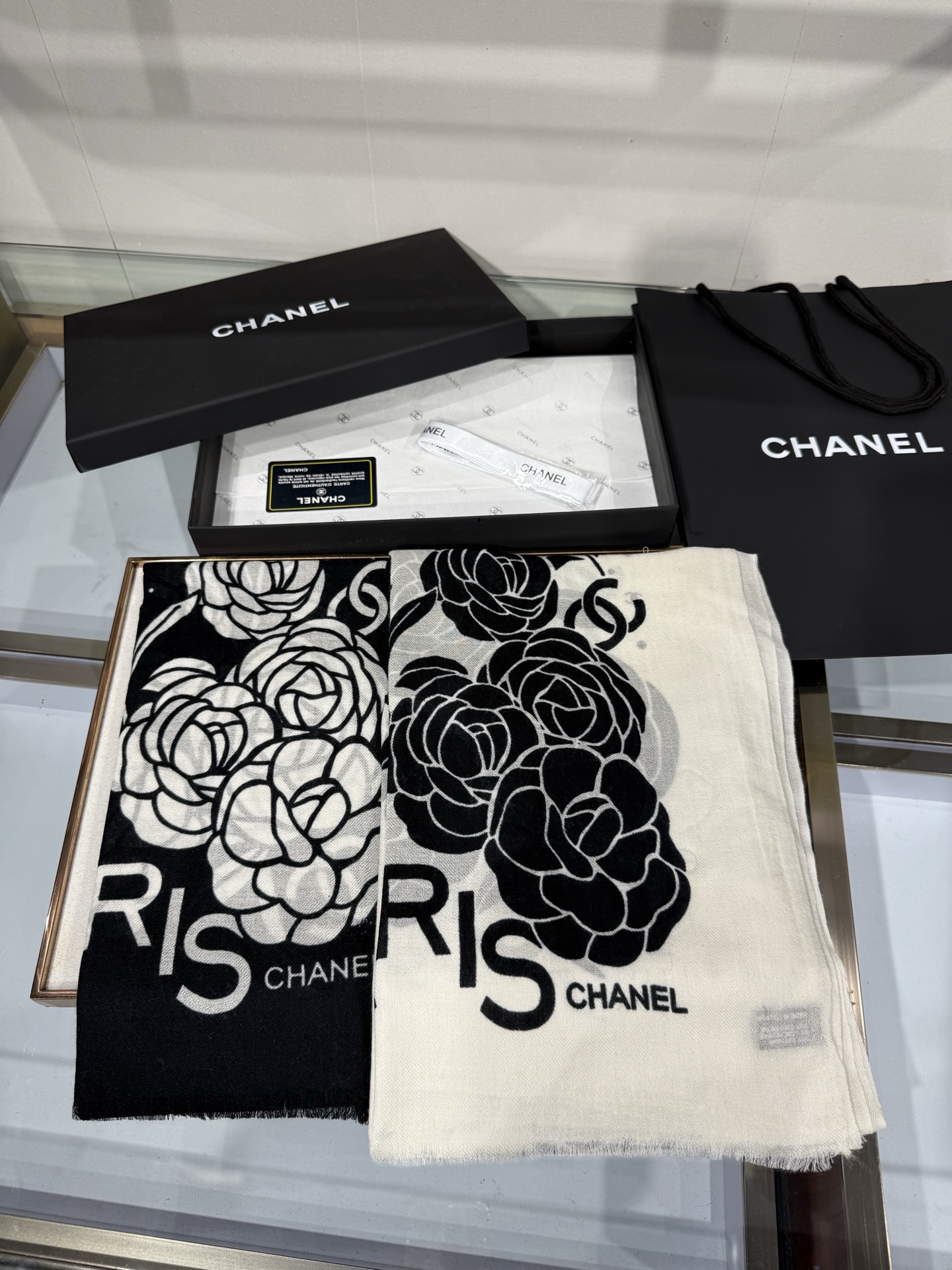 💟26年新款 💟CHANEL香奈儿经典元素设计优雅大方，绕在颈间超级完美💋💋简直人间的尤物😍 专柜品质[玫瑰]长巾100