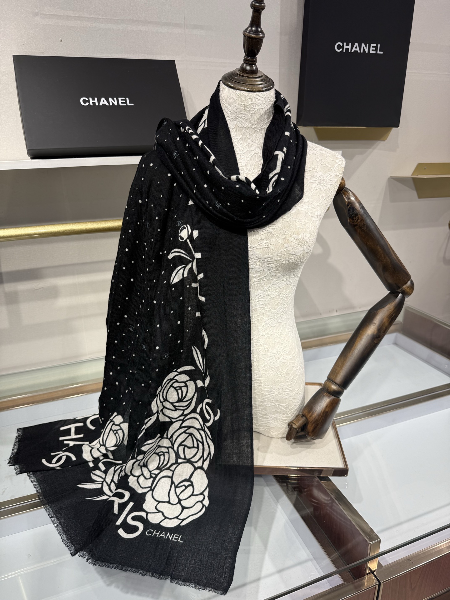 💟26年新款 💟CHANEL香奈儿经典元素设计优雅大方，绕在颈间超级完美💋💋简直人间的尤物😍 专柜品质[玫瑰]长巾100