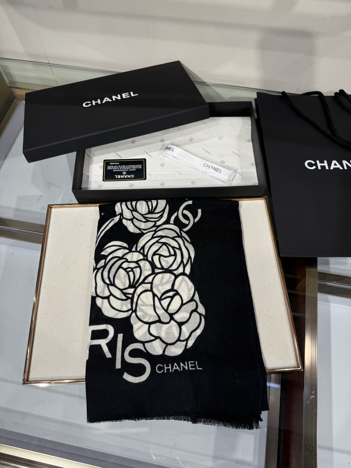 💟26年新款 💟CHANEL香奈儿经典元素设计优雅大方，绕在颈间超级完美💋💋简直人间的尤物😍 专柜品质[玫瑰]长巾100