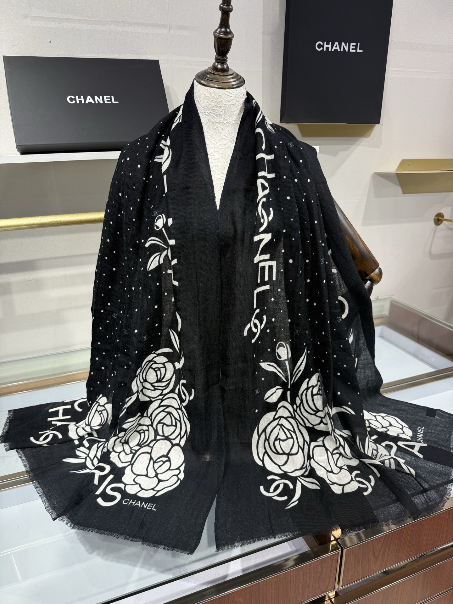 💟26年新款 💟CHANEL香奈儿经典元素设计优雅大方，绕在颈间超级完美💋💋简直人间的尤物😍 专柜品质[玫瑰]长巾100