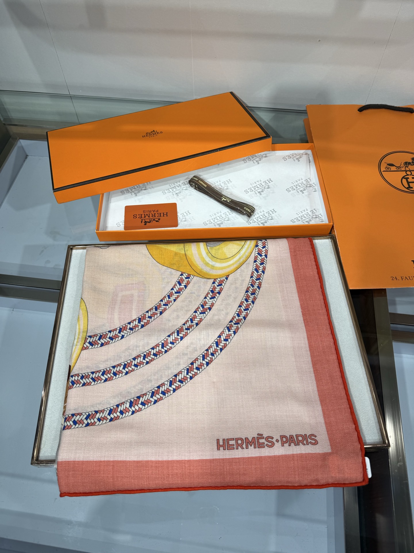💟26年秋冬上新💞【双面同色丝绒方巾】手工卷边山羊绒和真丝混纺披肩(70%山羊绒,30%桑蚕丝) 这款披肩采用经典山羊绒 💟26年秋冬上新💞【双面同色丝绒方巾】手工卷边山羊绒和真丝混纺披肩(70%山羊绒,30%桑蚕丝) 这款披肩采用经典山羊绒