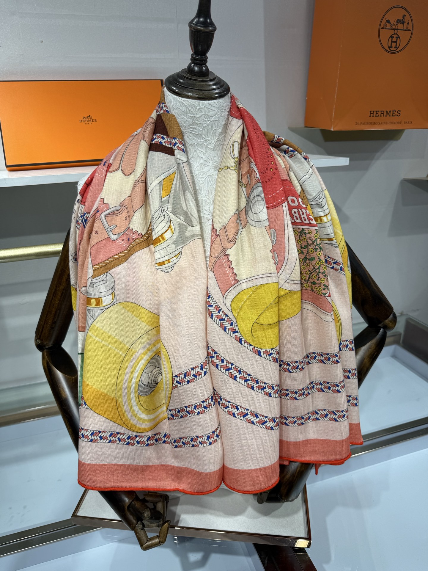 💟26年秋冬上新💞【双面同色丝绒方巾】手工卷边山羊绒和真丝混纺披肩(70%山羊绒,30%桑蚕丝) 这款披肩采用经典山羊绒 💟26年秋冬上新💞【双面同色丝绒方巾】手工卷边山羊绒和真丝混纺披肩(70%山羊绒,30%桑蚕丝) 这款披肩采用经典山羊绒