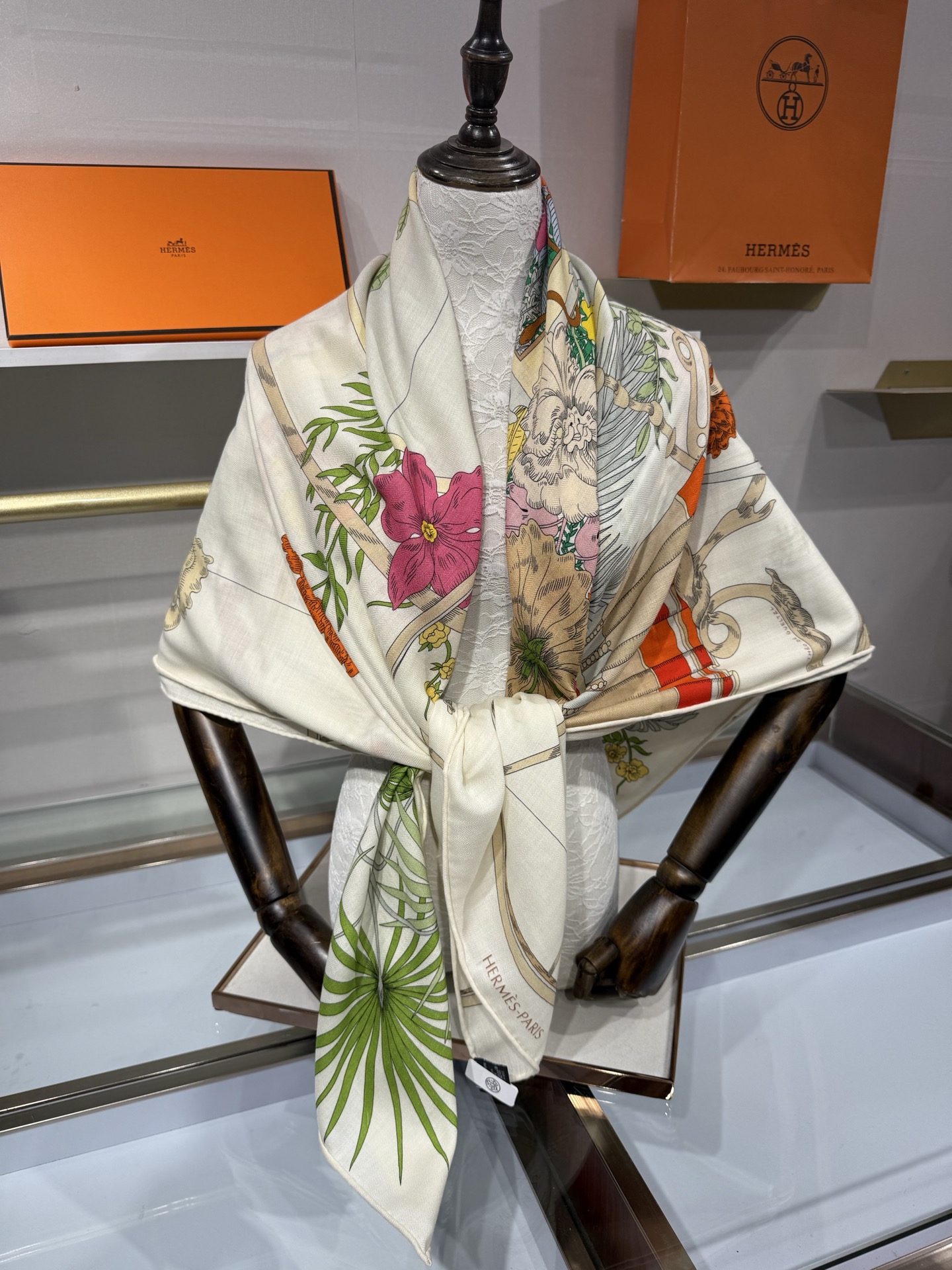 💟26年秋冬上新💞【双面同色丝绒方巾】手工卷边山羊绒和真丝混纺披肩（70%山羊绒，30%桑蚕丝） 这款披肩采用经典山羊绒