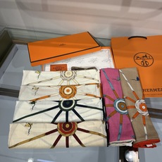 💟26年秋冬上新💞【双面同色丝绒方巾】手工卷边山羊绒和真丝混纺披肩(70%山羊绒,30%桑蚕丝) 这款披肩采用经典山羊绒 💟26年秋冬上新💞【双面同色丝绒方巾】手工卷边山羊绒和真丝混纺披肩(70%山羊绒,30%桑蚕丝) 这款披肩采用经典山羊绒