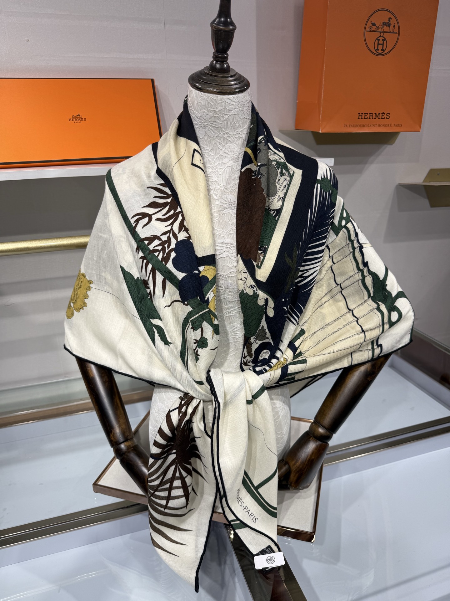 💟26年秋冬上新💞【双面同色丝绒方巾】手工卷边山羊绒和真丝混纺披肩(70%山羊绒,30%桑蚕丝) 这款披肩采用经典山羊绒 💟26年秋冬上新💞【双面同色丝绒方巾】手工卷边山羊绒和真丝混纺披肩(70%山羊绒,30%桑蚕丝) 这款披肩采用经典山羊绒