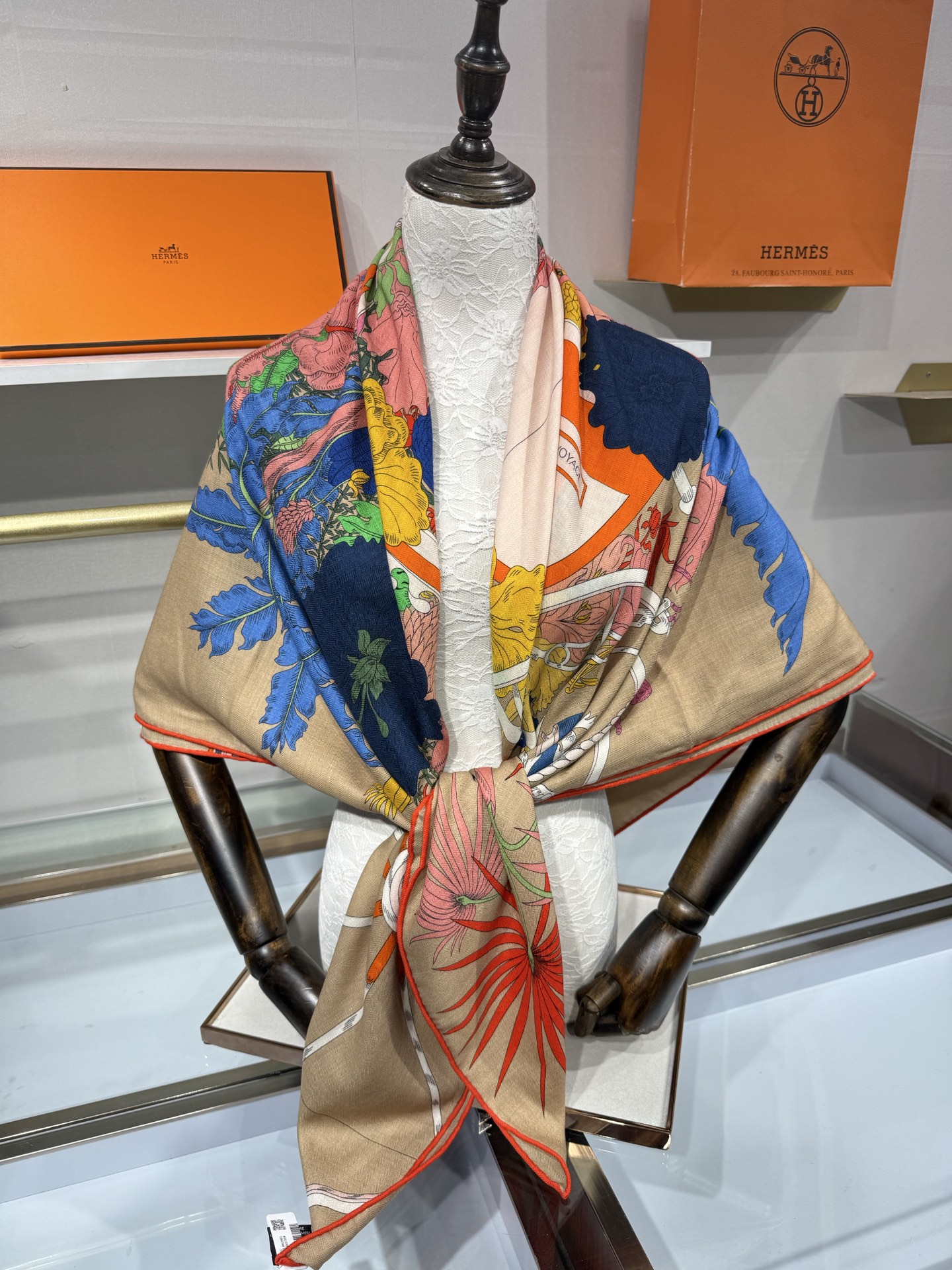 💟26年秋冬上新💞【双面同色丝绒方巾】手工卷边山羊绒和真丝混纺披肩(70%山羊绒,30%桑蚕丝) 这款披肩采用经典山羊绒 💟26年秋冬上新💞【双面同色丝绒方巾】手工卷边山羊绒和真丝混纺披肩(70%山羊绒,30%桑蚕丝) 这款披肩采用经典山羊绒