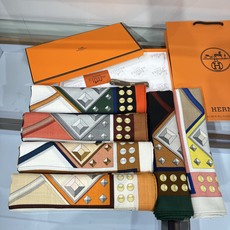 💟26年秋冬上新💞【双面同色丝绒方巾】手工卷边山羊绒和真丝混纺披肩(70%山羊绒,30%桑蚕丝) 这款披肩采用经典山羊绒 💟26年秋冬上新💞【双面同色丝绒方巾】手工卷边山羊绒和真丝混纺披肩(70%山羊绒,30%桑蚕丝) 这款披肩采用经典山羊绒