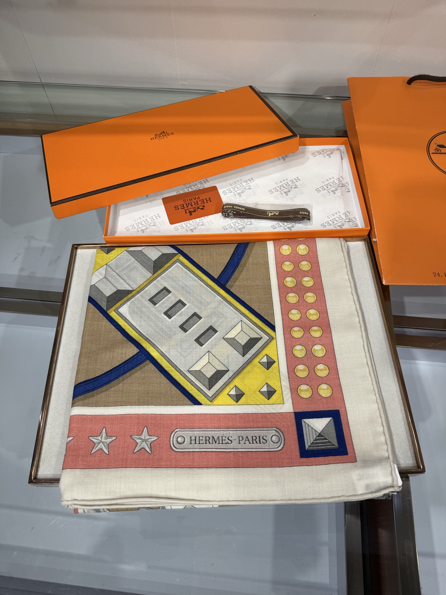 💟26年秋冬上新💞【双面同色丝绒方巾】手工卷边山羊绒和真丝混纺披肩（70%山羊绒，30%桑蚕丝） 这款披肩采用经典山羊绒