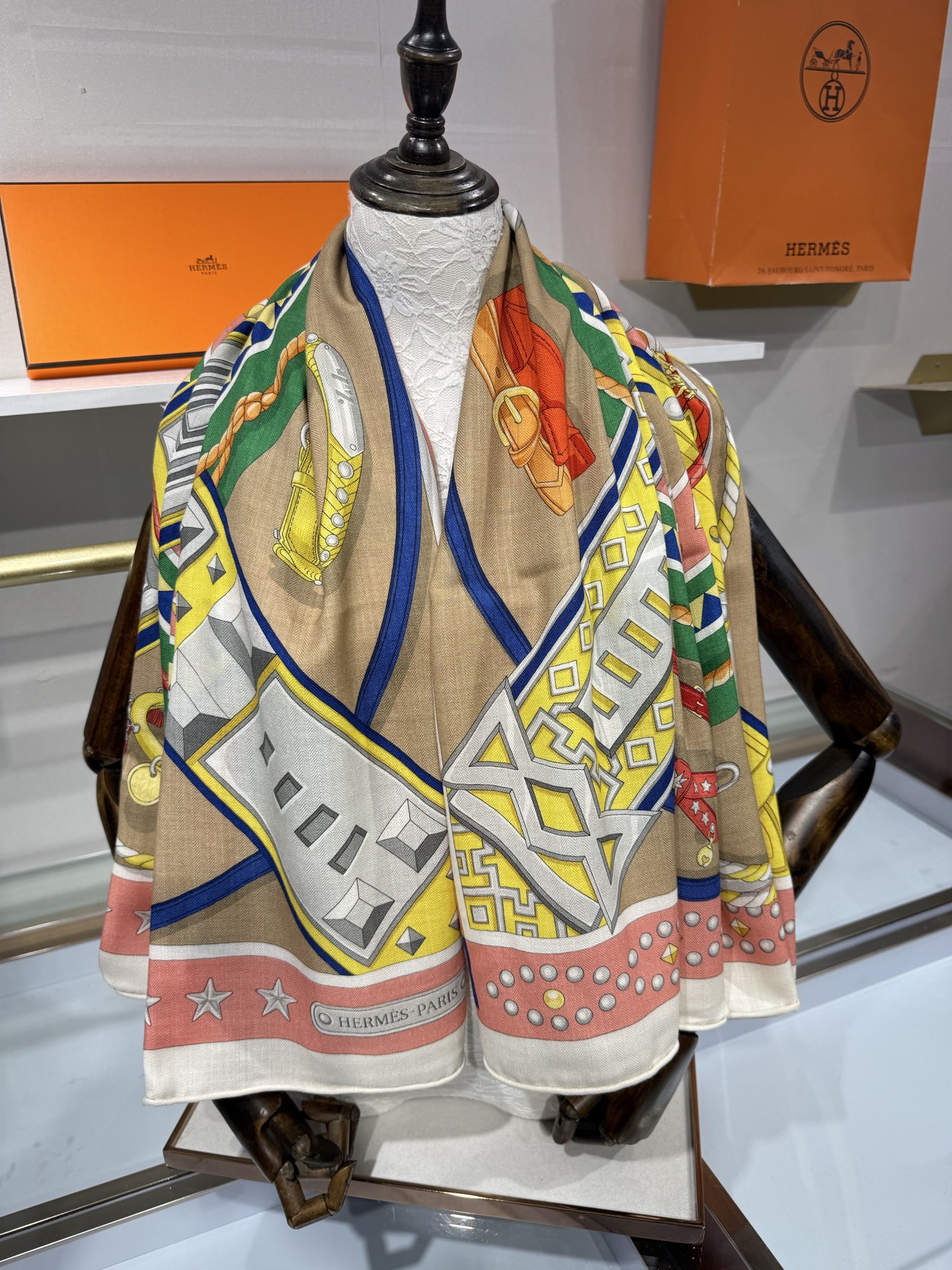 💟26年秋冬上新💞【双面同色丝绒方巾】手工卷边山羊绒和真丝混纺披肩（70%山羊绒，30%桑蚕丝） 这款披肩采用经典山羊绒