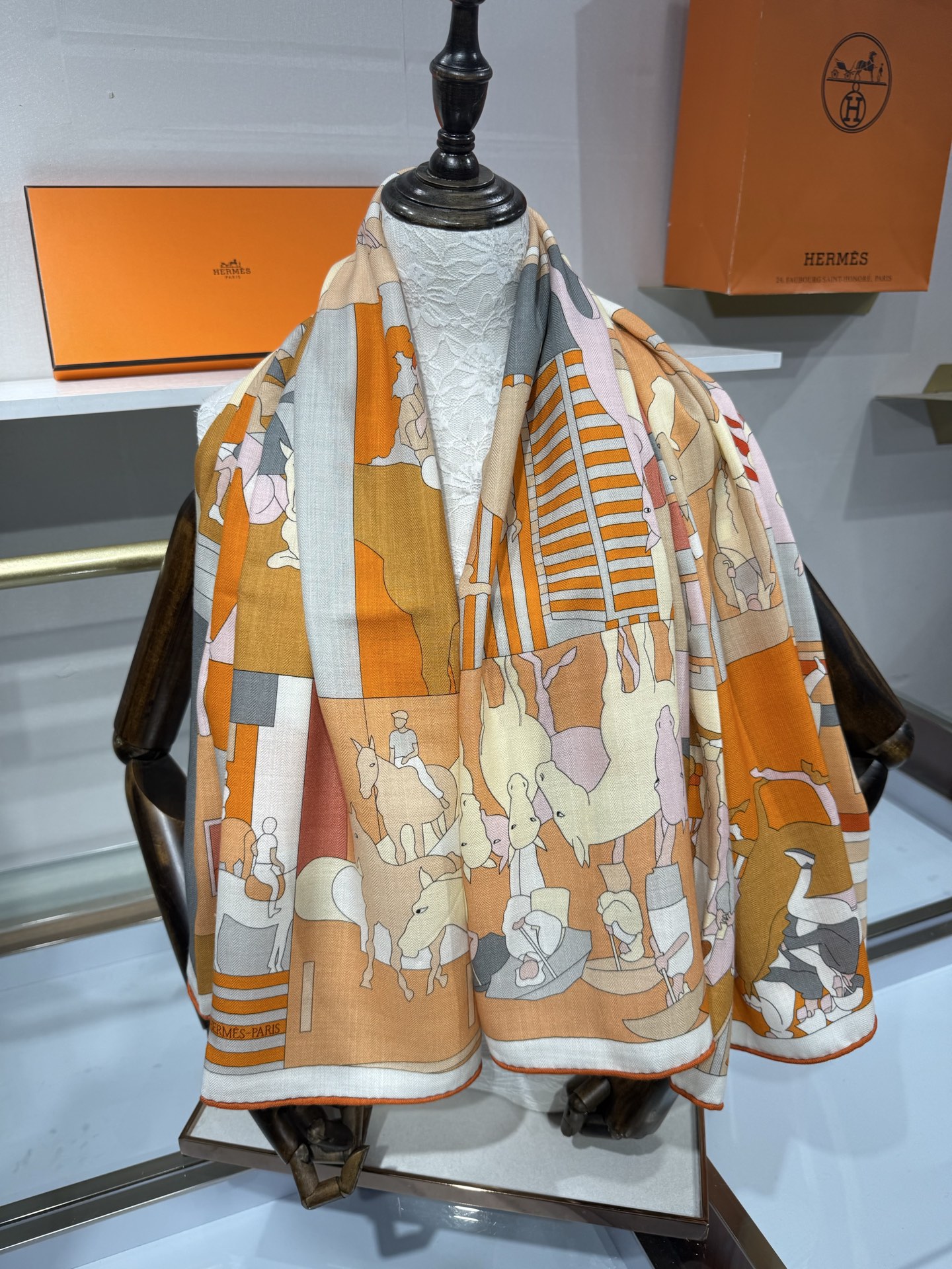 💟26年秋冬上新💞【双面同色丝绒方巾】手工卷边山羊绒和真丝混纺披肩（70%山羊绒，30%桑蚕丝） 这款披肩采用经典山羊绒
