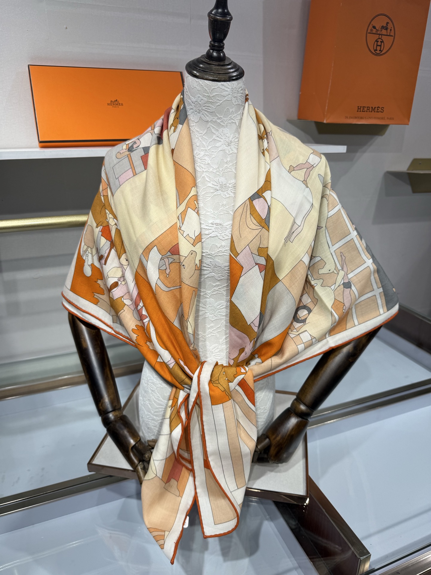 💟26年秋冬上新💞【双面同色丝绒方巾】手工卷边山羊绒和真丝混纺披肩（70%山羊绒，30%桑蚕丝） 这款披肩采用经典山羊绒
