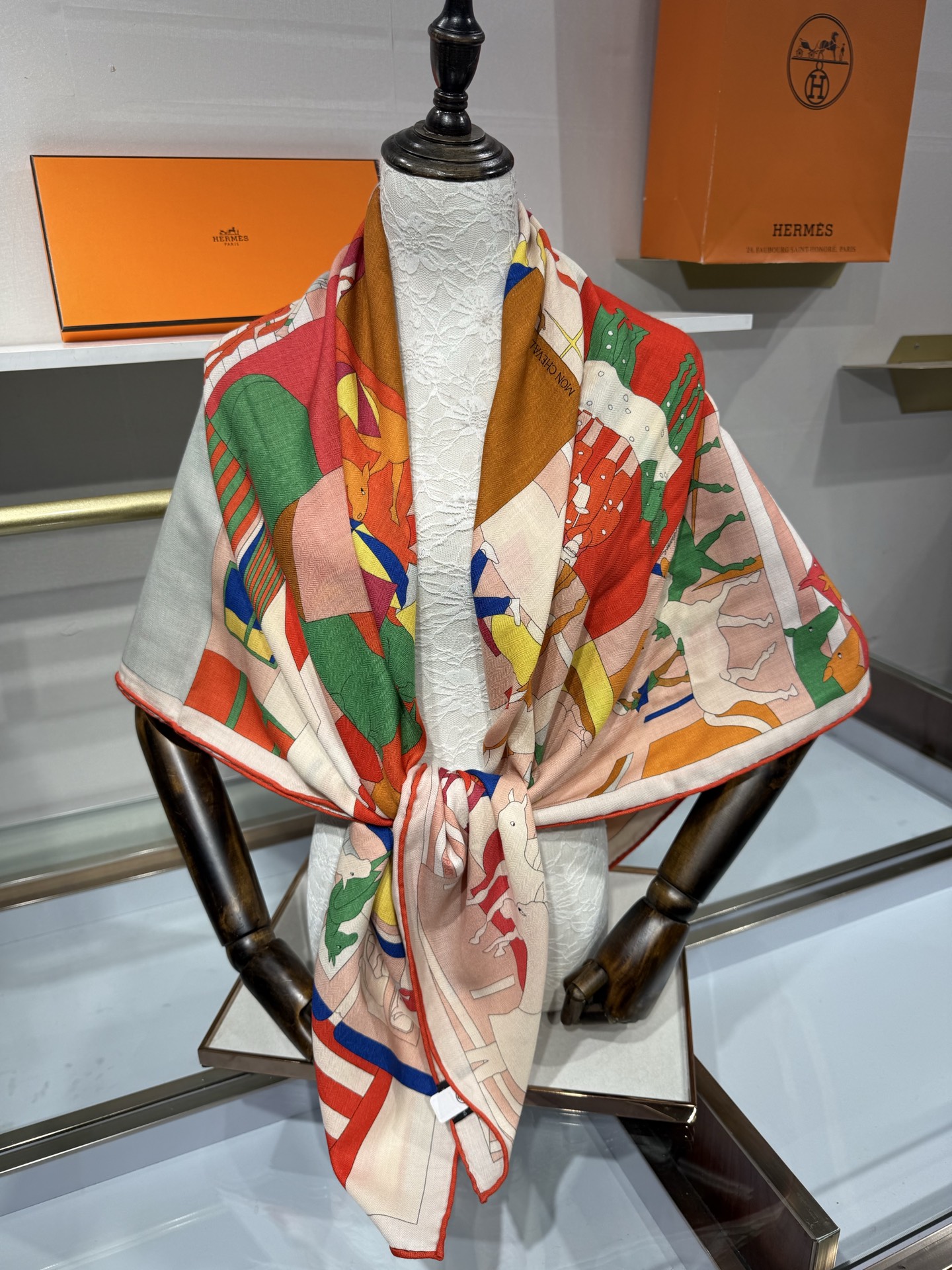💟26年秋冬上新💞【双面同色丝绒方巾】手工卷边山羊绒和真丝混纺披肩（70%山羊绒，30%桑蚕丝） 这款披肩采用经典山羊绒