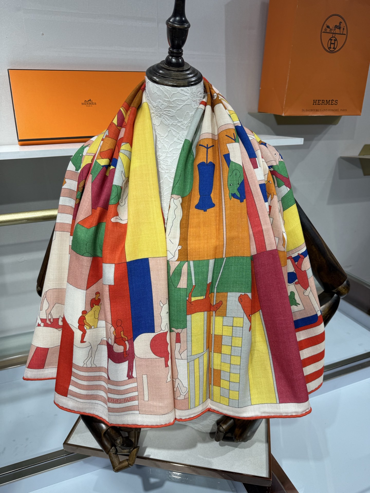 💟26年秋冬上新💞【双面同色丝绒方巾】手工卷边山羊绒和真丝混纺披肩（70%山羊绒，30%桑蚕丝） 这款披肩采用经典山羊绒